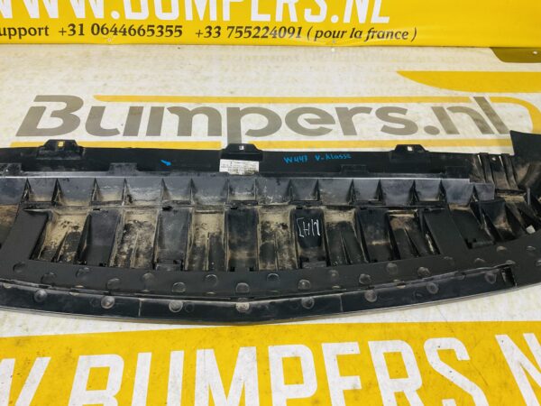 Onderplaat Mercedes W447 V Klasse A4478850036 Bumperlip 2-L3-4943F ( LET OP! ZIT EEN SCHEURTJE IN )