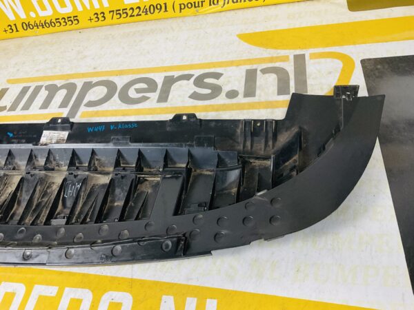 Onderplaat Mercedes W447 V Klasse A4478850036 Bumperlip 2-L3-4943F ( LET OP! ZIT EEN SCHEURTJE IN )