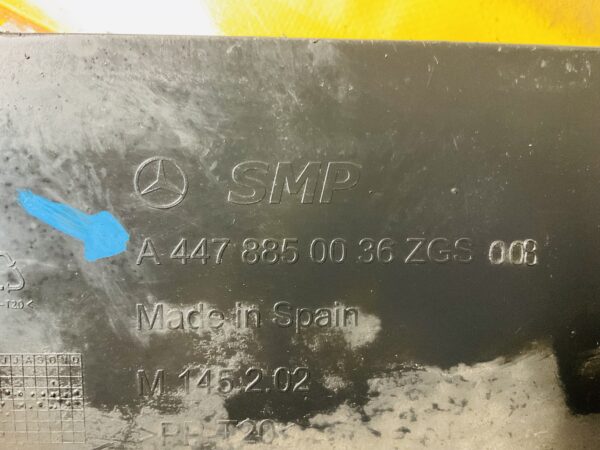 Onderplaat Mercedes W447 V Klasse A4478850036 Bumperlip 2-L3-4943F ( LET OP! ZIT EEN SCHEURTJE IN )