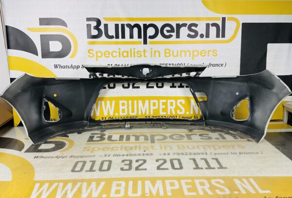 BUMPER Toyota Yaris Hybrid 2011-2014 VOORBUMPER 2-D2-6042z