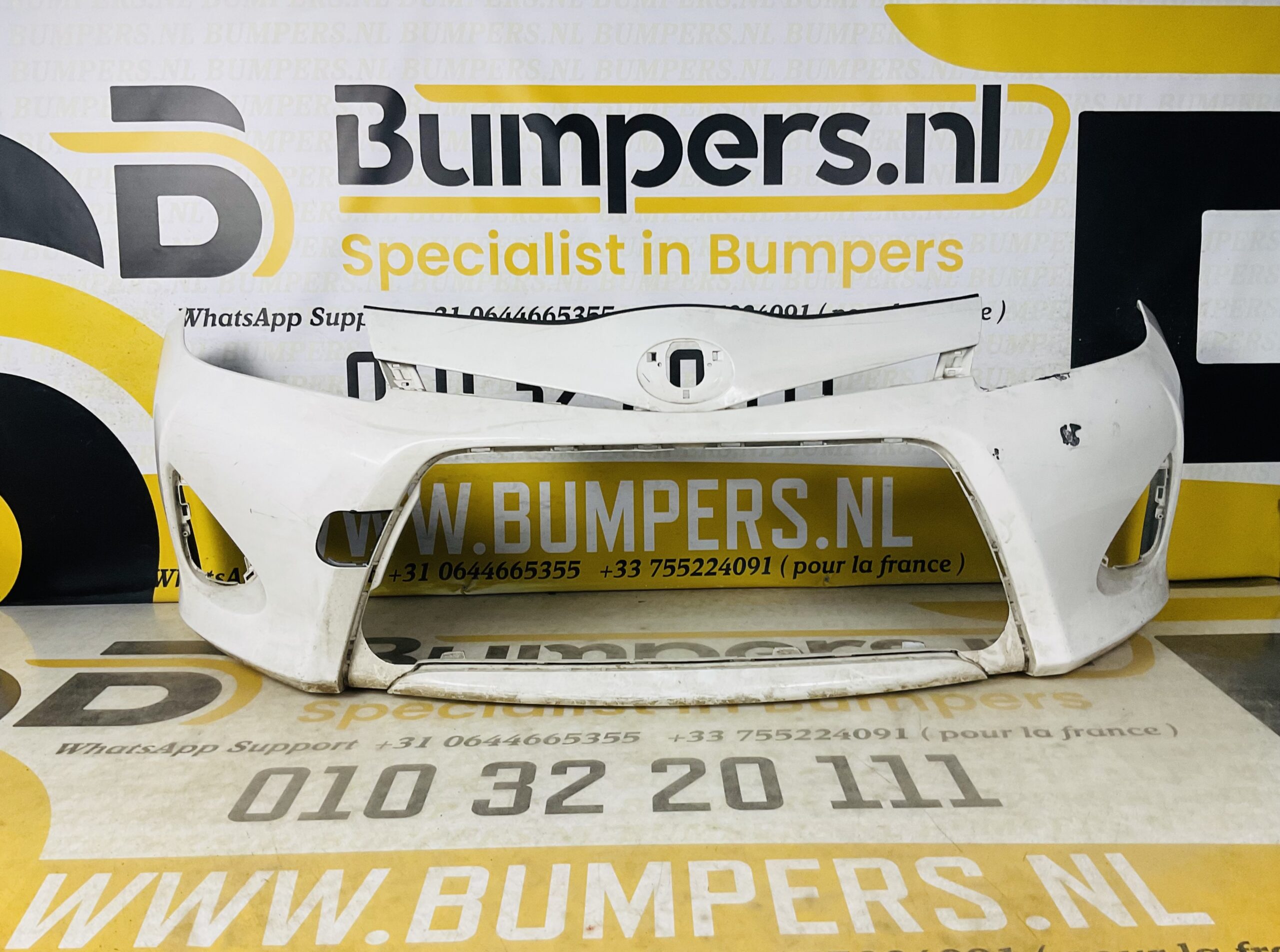 BUMPER Toyota Yaris 2 Hybrid 2010-2014 VOORBUMPER 2-D2-6132z