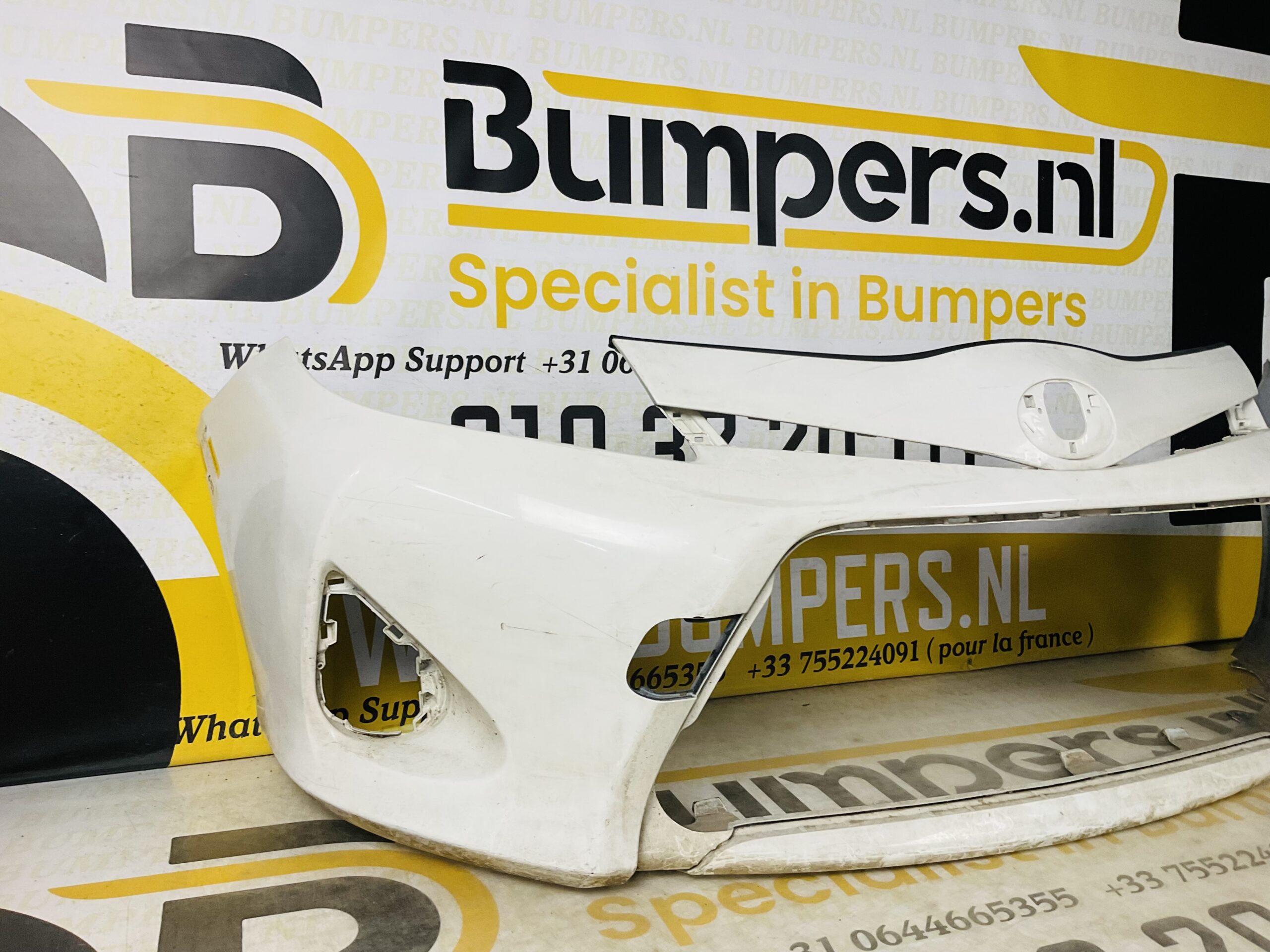 BUMPER Toyota Yaris 2 Hybrid 2010-2014 VOORBUMPER 2-D2-6132z