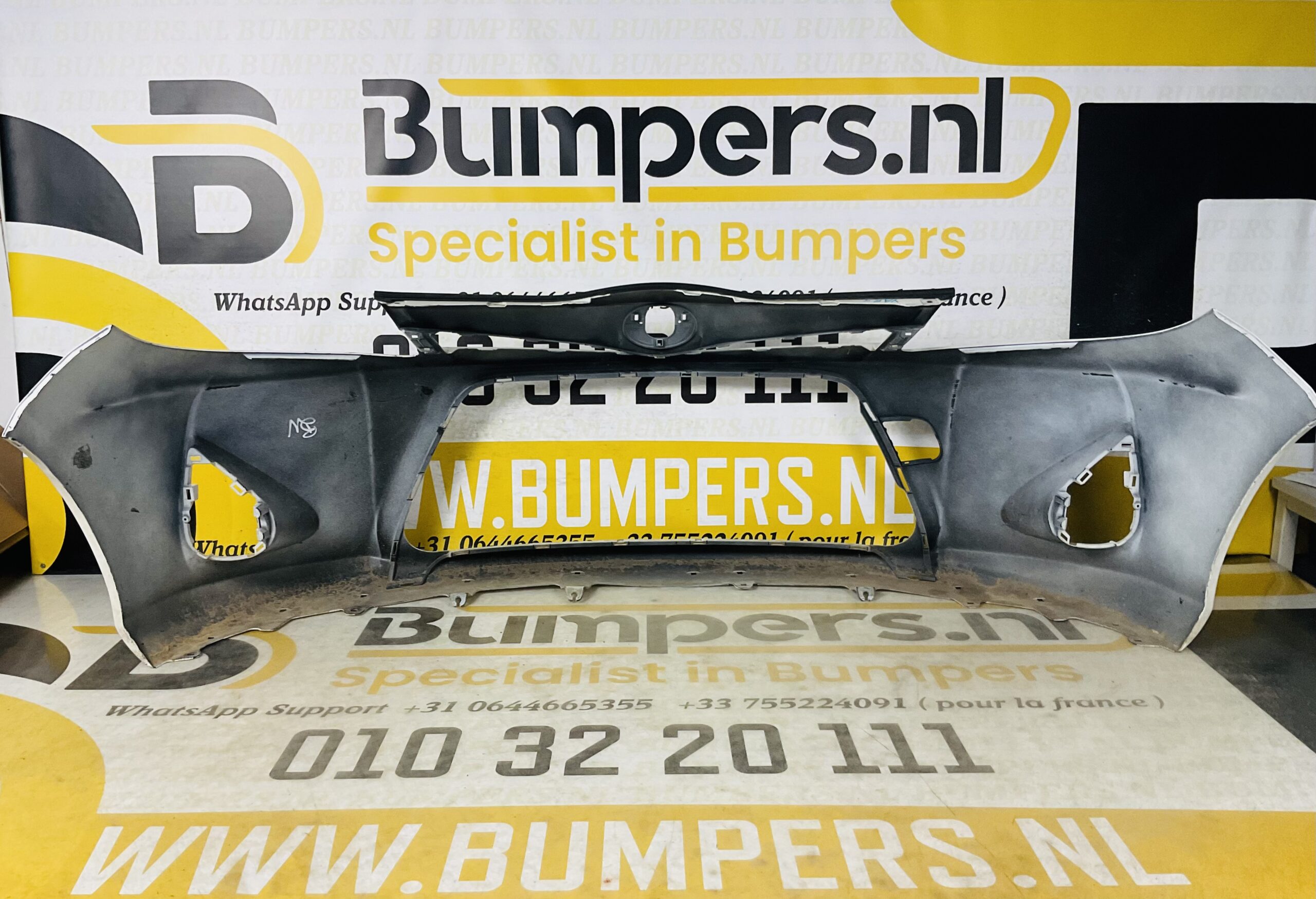 BUMPER Toyota Yaris 2 Hybrid 2010-2014 VOORBUMPER 2-D2-6132z