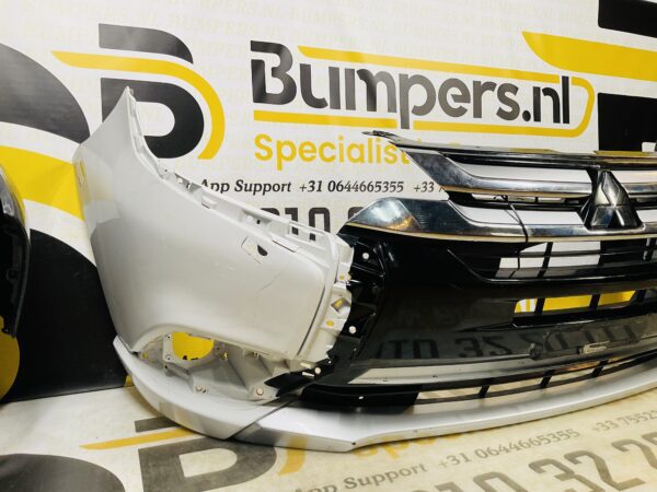 BUMPER Mitsubishi Outlander 6410G227ZZ VOORBUMPER 2-B5-9357z