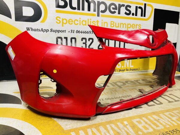 BUMPER Toyota Yaris Hybrid 2010-2014 pdc VOORBUMPER 2-D2-12076z