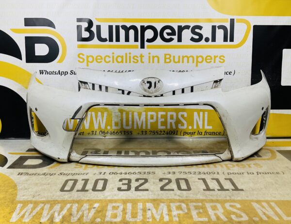 BUMPER Toyota Yaris Hybrid 2010-2014 pdc VOORBUMPER 2-D2-12077z