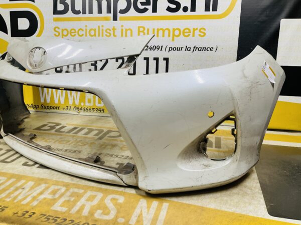 BUMPER Toyota Yaris Hybrid 2010-2014 pdc VOORBUMPER 2-D2-12077z