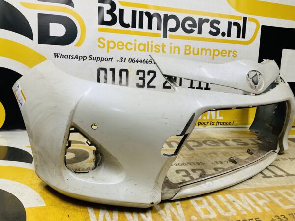 BUMPER Toyota Yaris Hybrid 2010-2014 pdc VOORBUMPER 2-D2-12077z