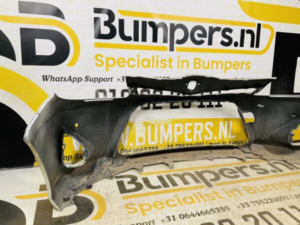 BUMPER Toyota Yaris Hybrid 2010-2014 pdc VOORBUMPER 2-D2-12077z