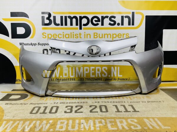 BUMPER Toyota Yaris Hybrid 2010-2014 VOORBUMPER 2-D2-12079z