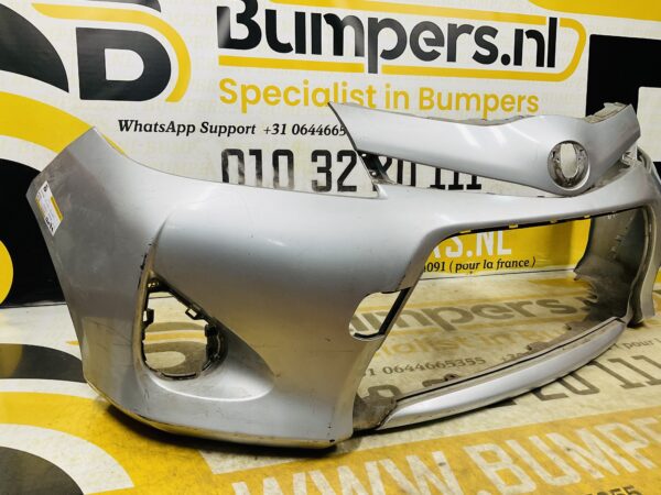 BUMPER Toyota Yaris Hybrid 2010-2014 VOORBUMPER 2-D2-12079z