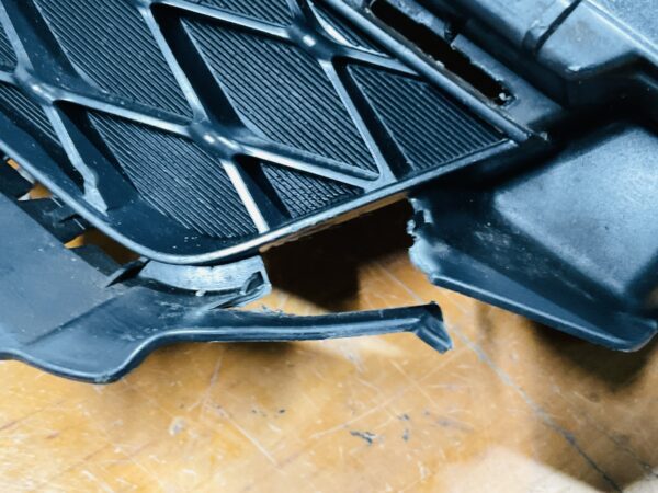 Grill Toyota Auris Hybrid 2008-2012 53114-02220 Voorbumper Grill 2-P6-12425