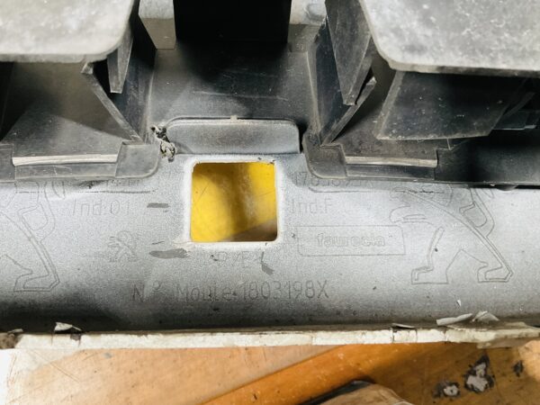 BUMPER Peugeot 2008 1803198X VOORBUMPER 2-J5-12445