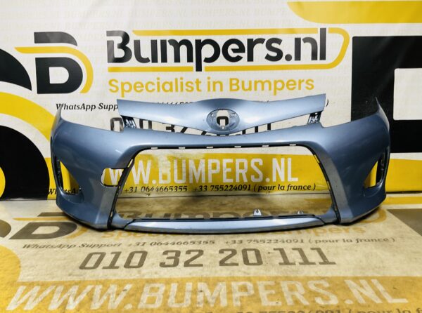 BUMPER Toyota Yaris Hybrid 2010-2014  VOORBUMPER 2-D2-12463z