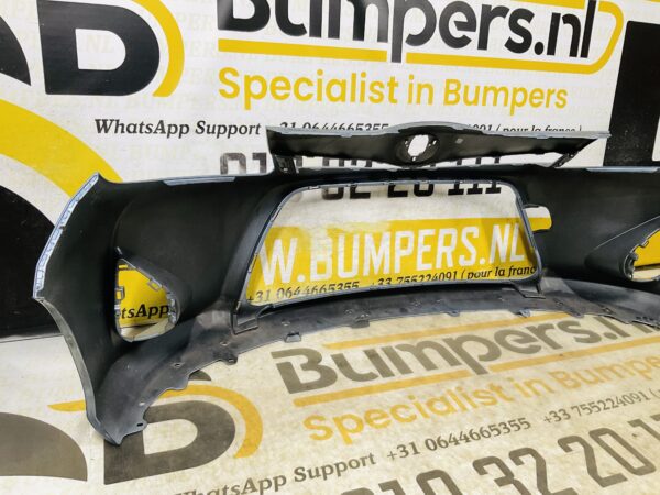 BUMPER Toyota Yaris Hybrid 2010-2014  VOORBUMPER 2-D2-12463z