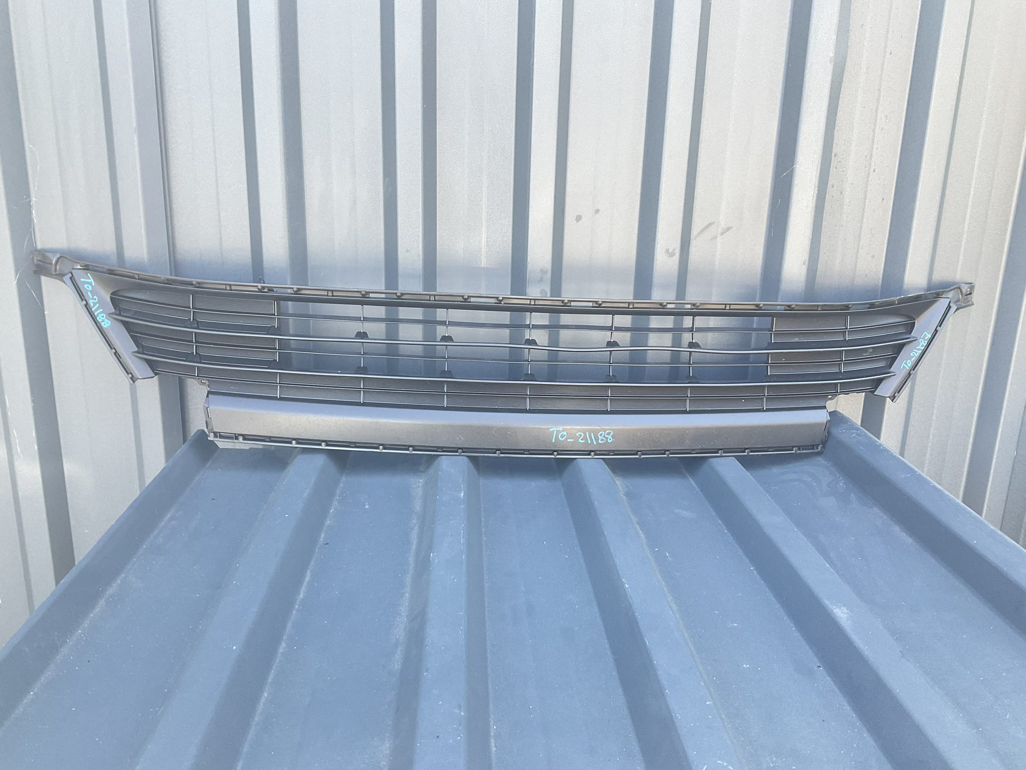 BUMPER GRILL PRIUS A16778856203 VOOR GRIL TO 21188