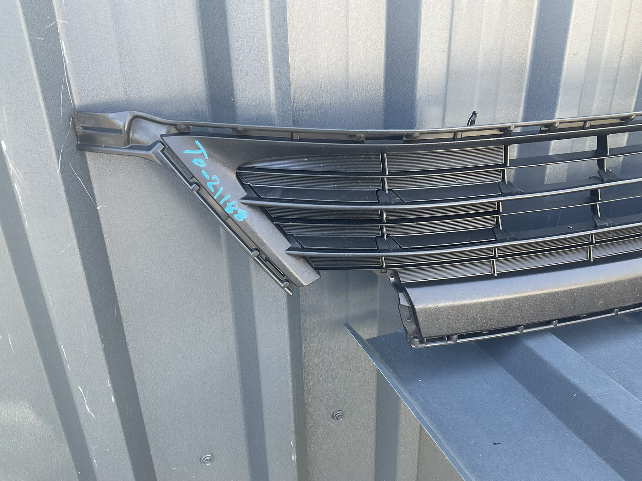 BUMPER GRILL PRIUS A16778856203 VOOR GRIL TO 21188