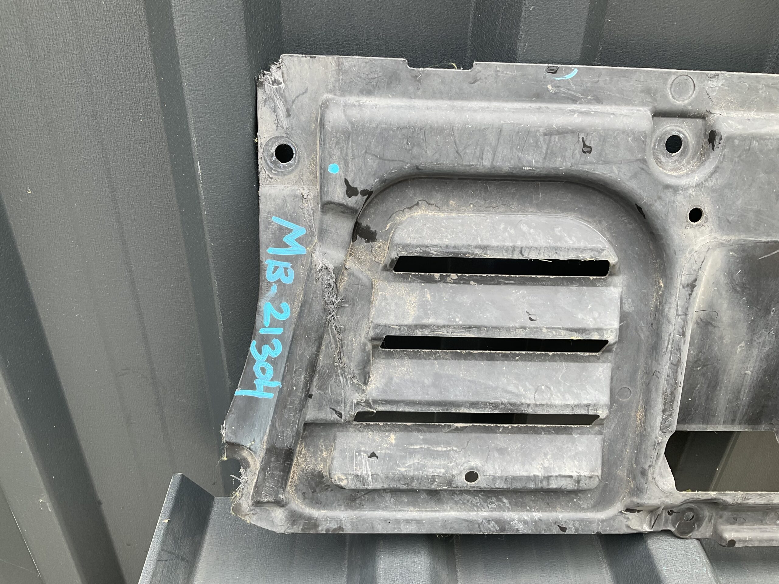 Kentekenplaat Mercedes W167/C167 A1675200800 Afdekplaat MB-21304