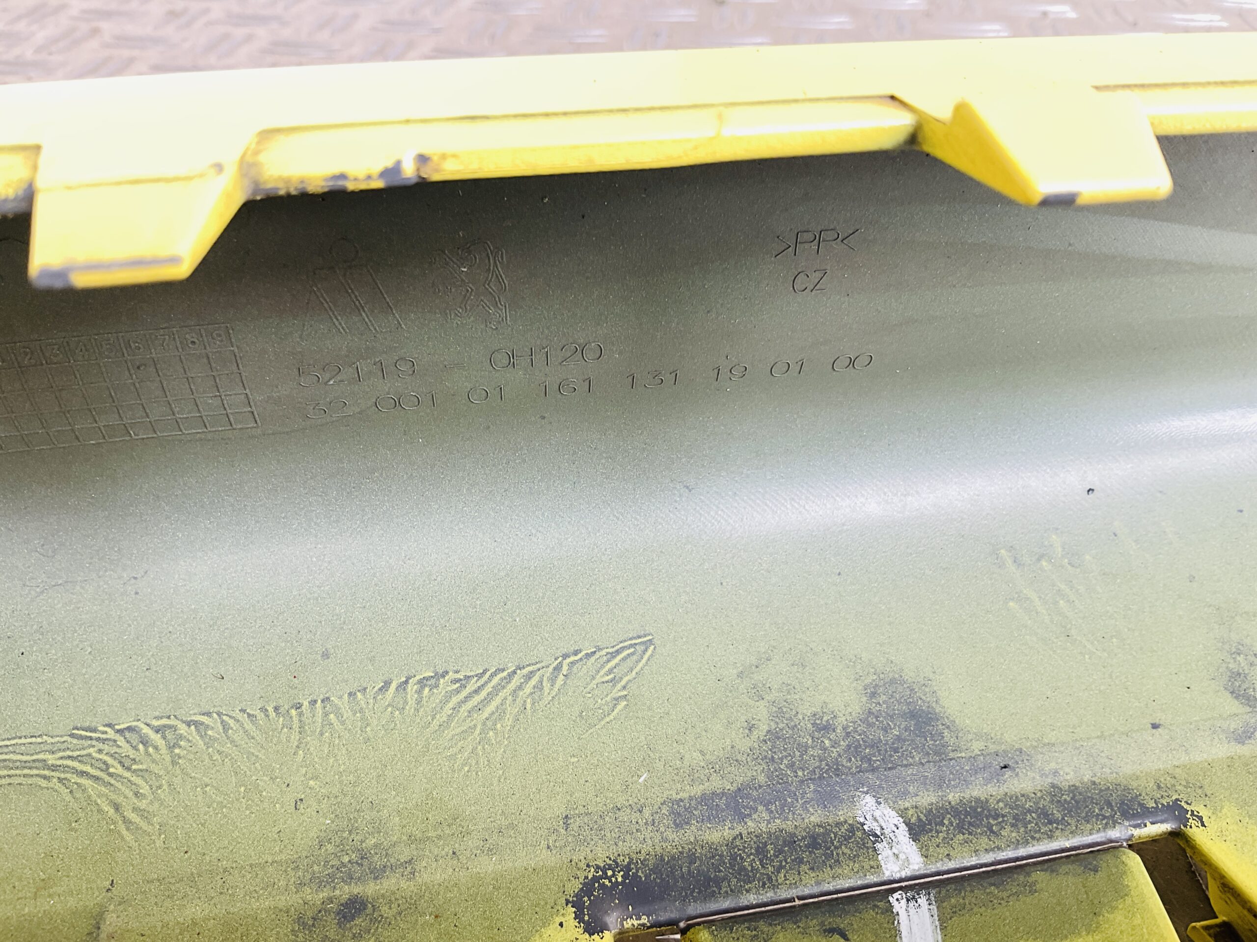 Bumper Peugeot 107 Facelift 11-14 52119-0H120 Voorbumper 2-J1-13993z