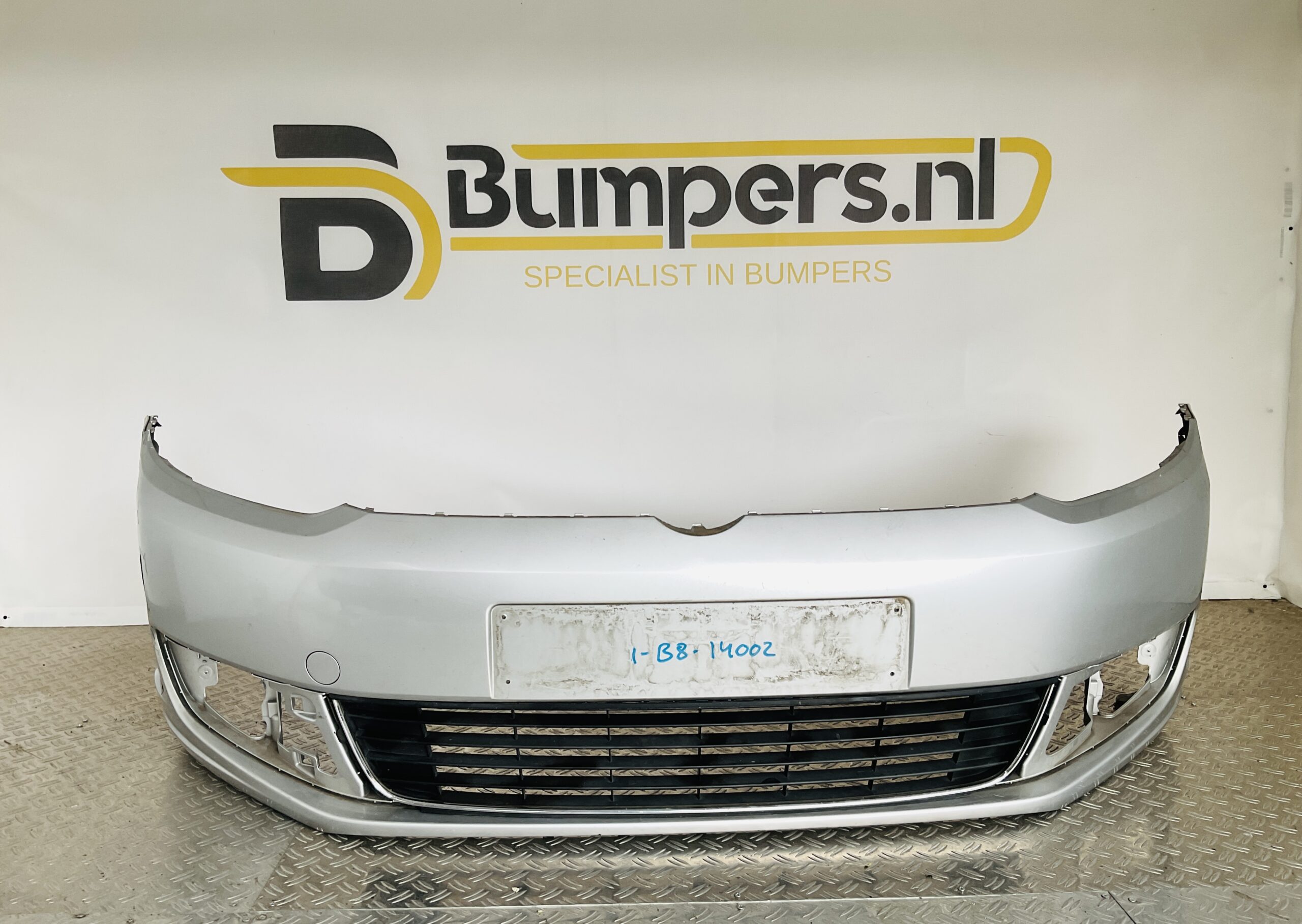 Bumper Volkswagen Touran 10-16 1T0807221 M-AA Voorbumper 1-B8-14002z