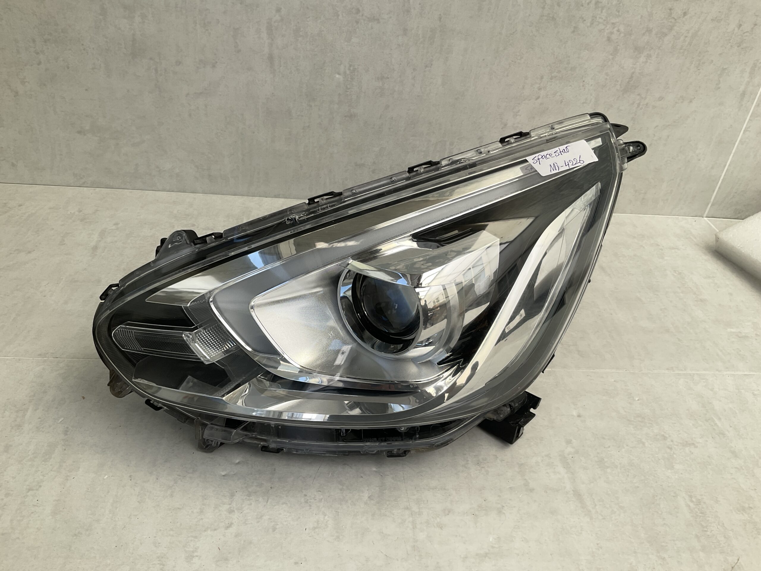 KOPLAMP MITSUBISHI SPACESTAR 16-19 LED 8301C959 LINKS MI-4226
