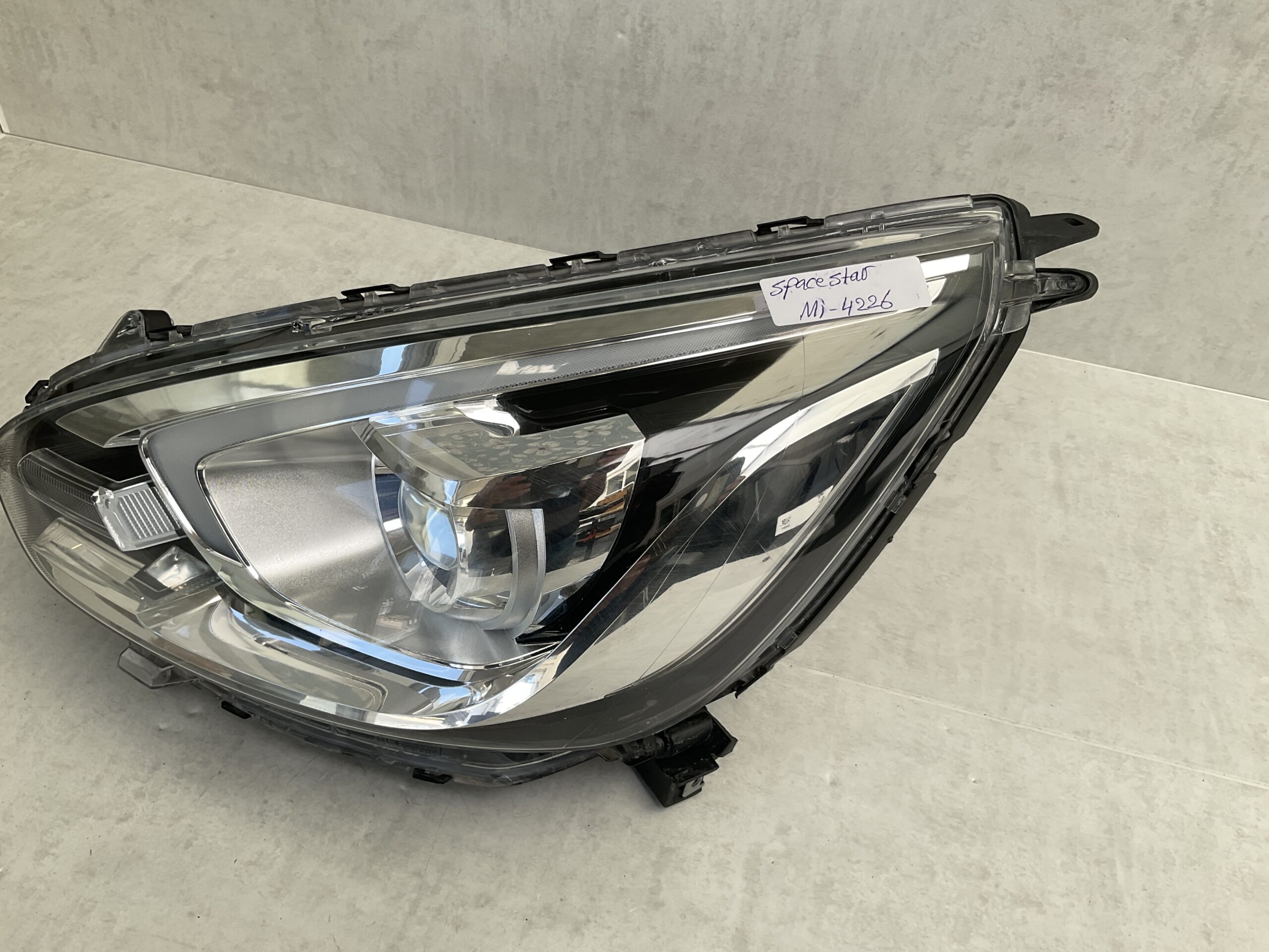 KOPLAMP MITSUBISHI SPACESTAR 16-19 LED 8301C959 LINKS MI-4226