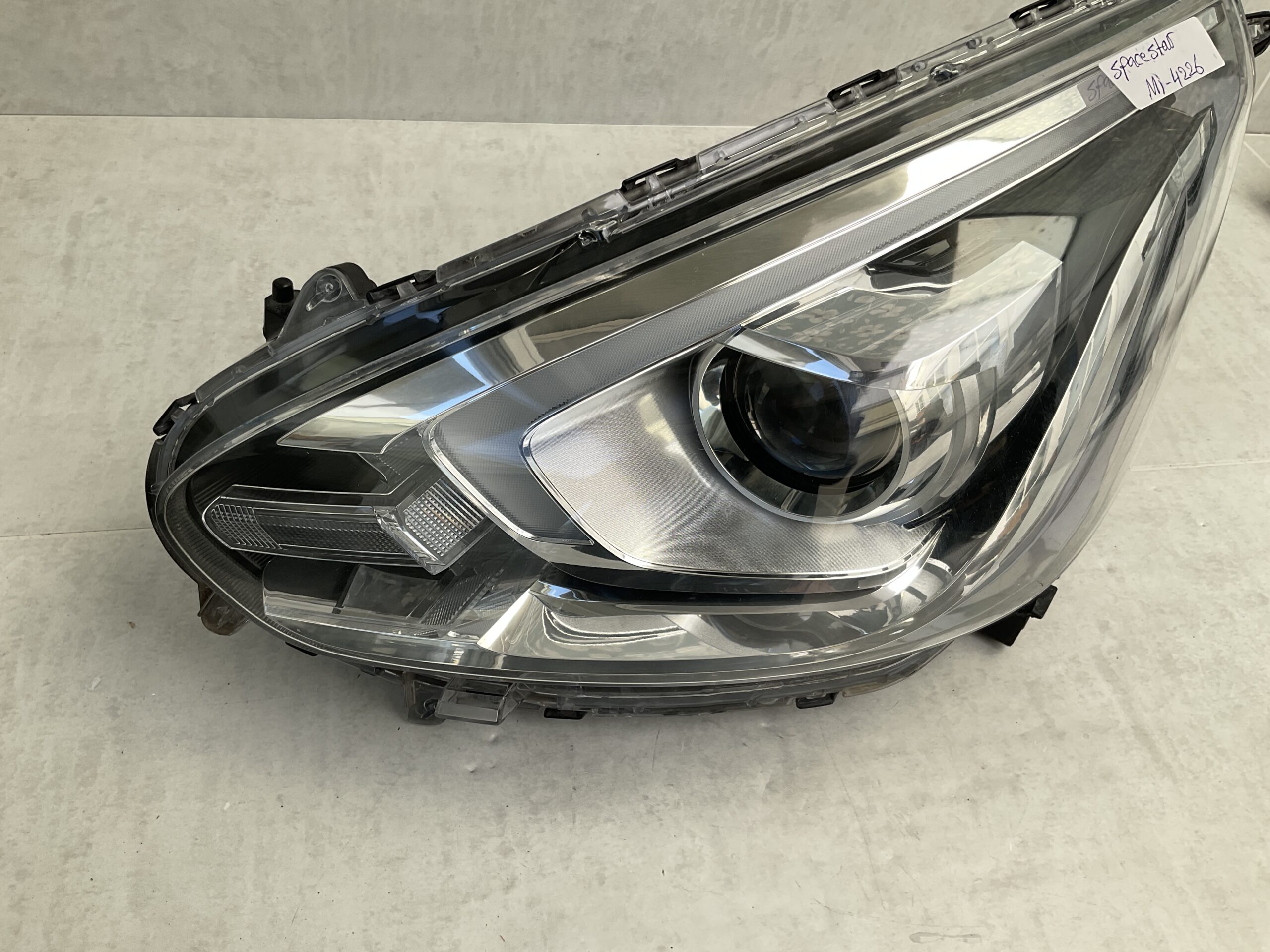 KOPLAMP MITSUBISHI SPACESTAR 16-19 LED 8301C959 LINKS MI-4226