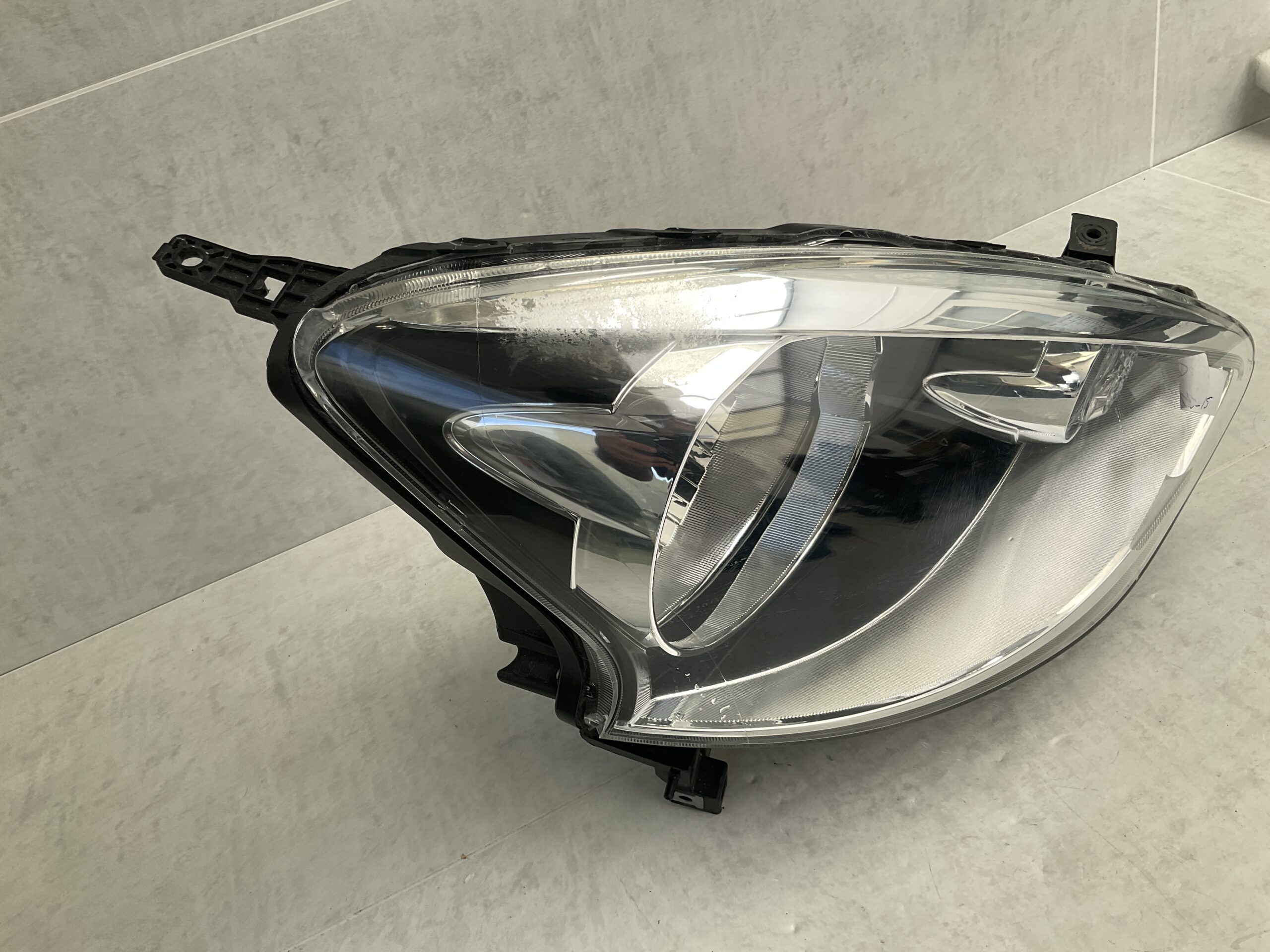 KOPLAMP MITSUBISHI COLT HALOGEEN RECHTS MI-8245