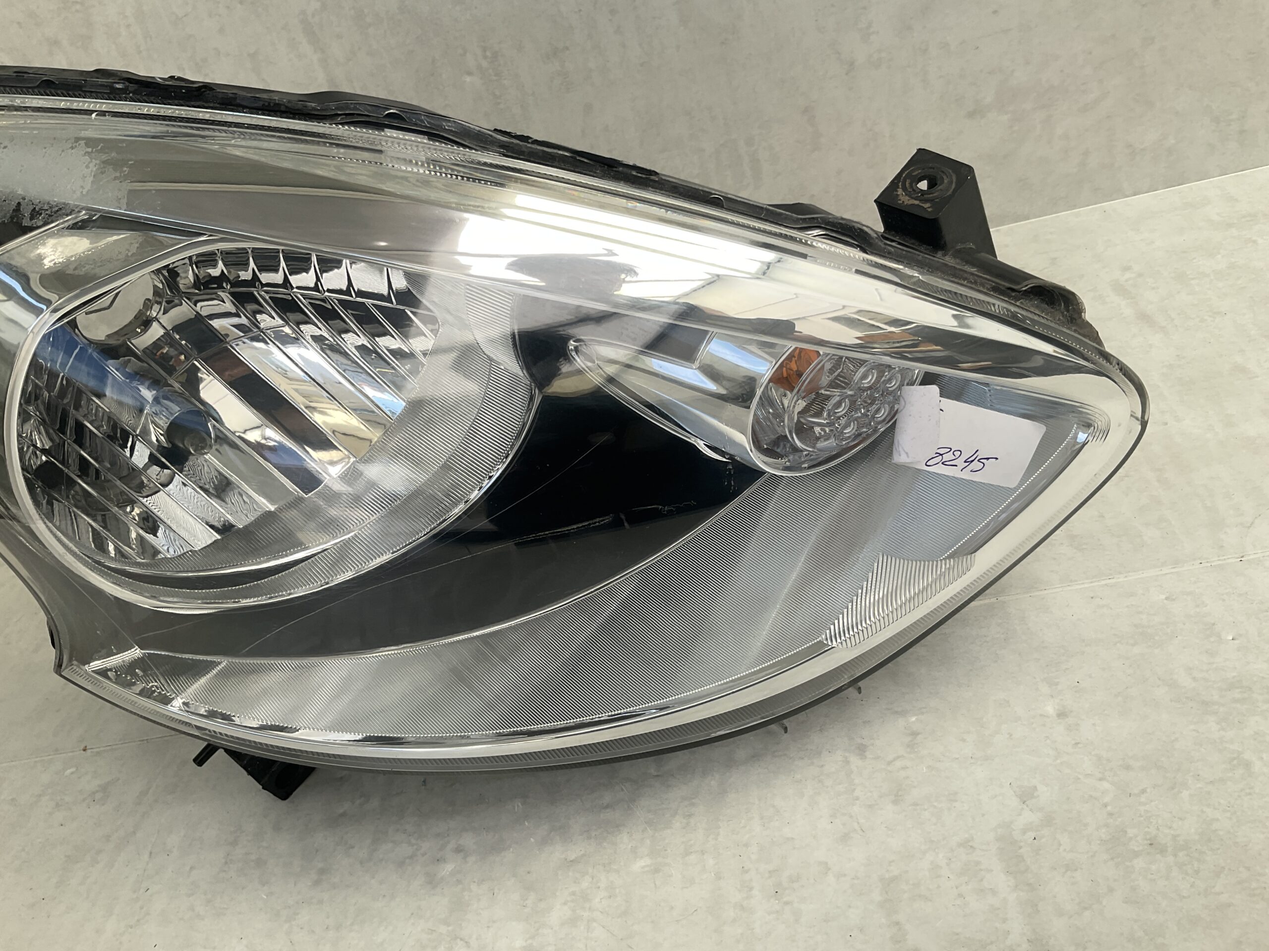 KOPLAMP MITSUBISHI COLT HALOGEEN RECHTS MI-8245
