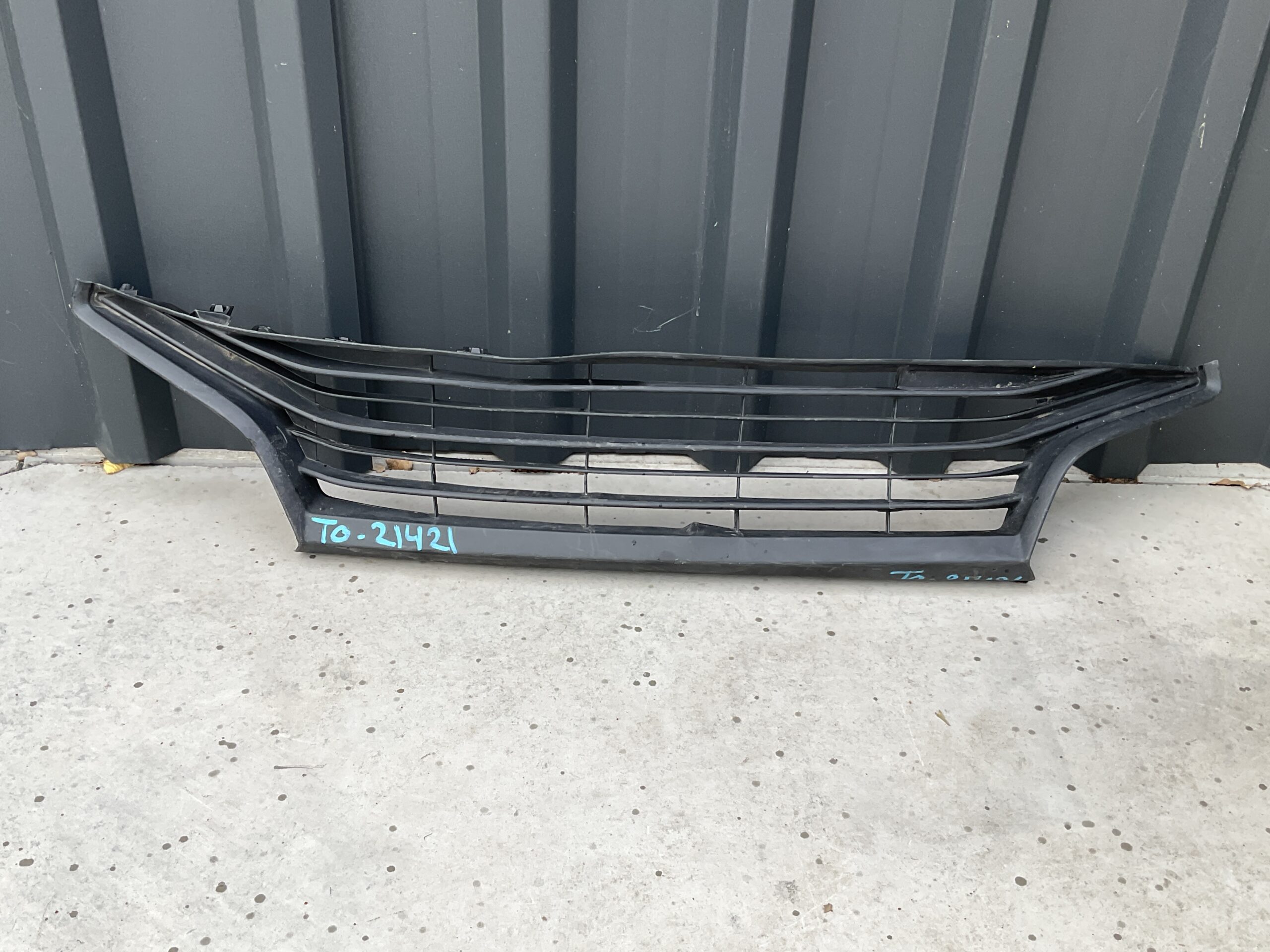 Bumper Grill Toyota Yaris XP210 53112K0010 Voorbumper ondergrille TO:21421