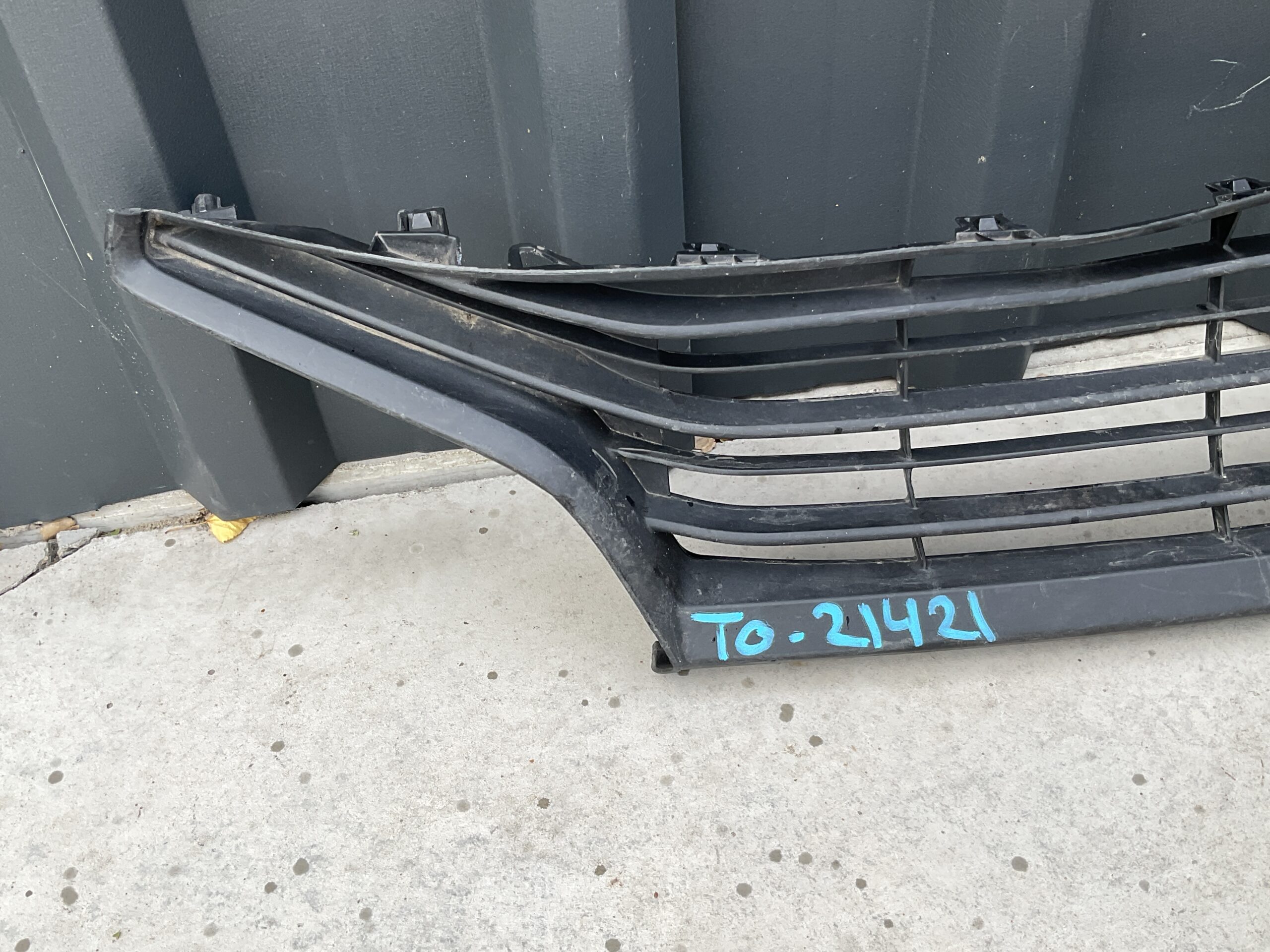 Bumper Grill Toyota Yaris XP210 53112K0010 Voorbumper ondergrille TO:21421