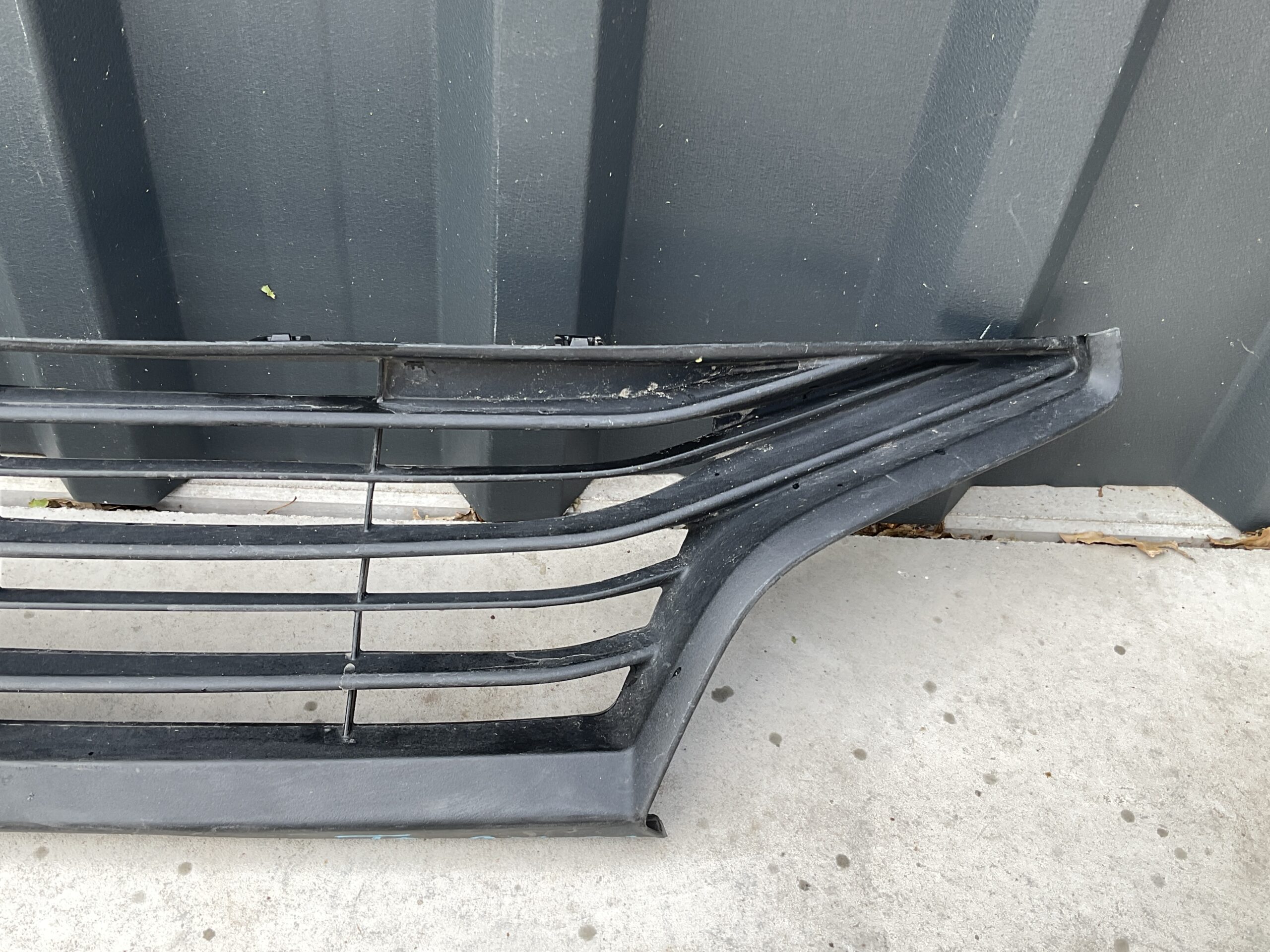 Bumper Grill Toyota Yaris XP210 53112K0010 Voorbumper ondergrille TO:21421