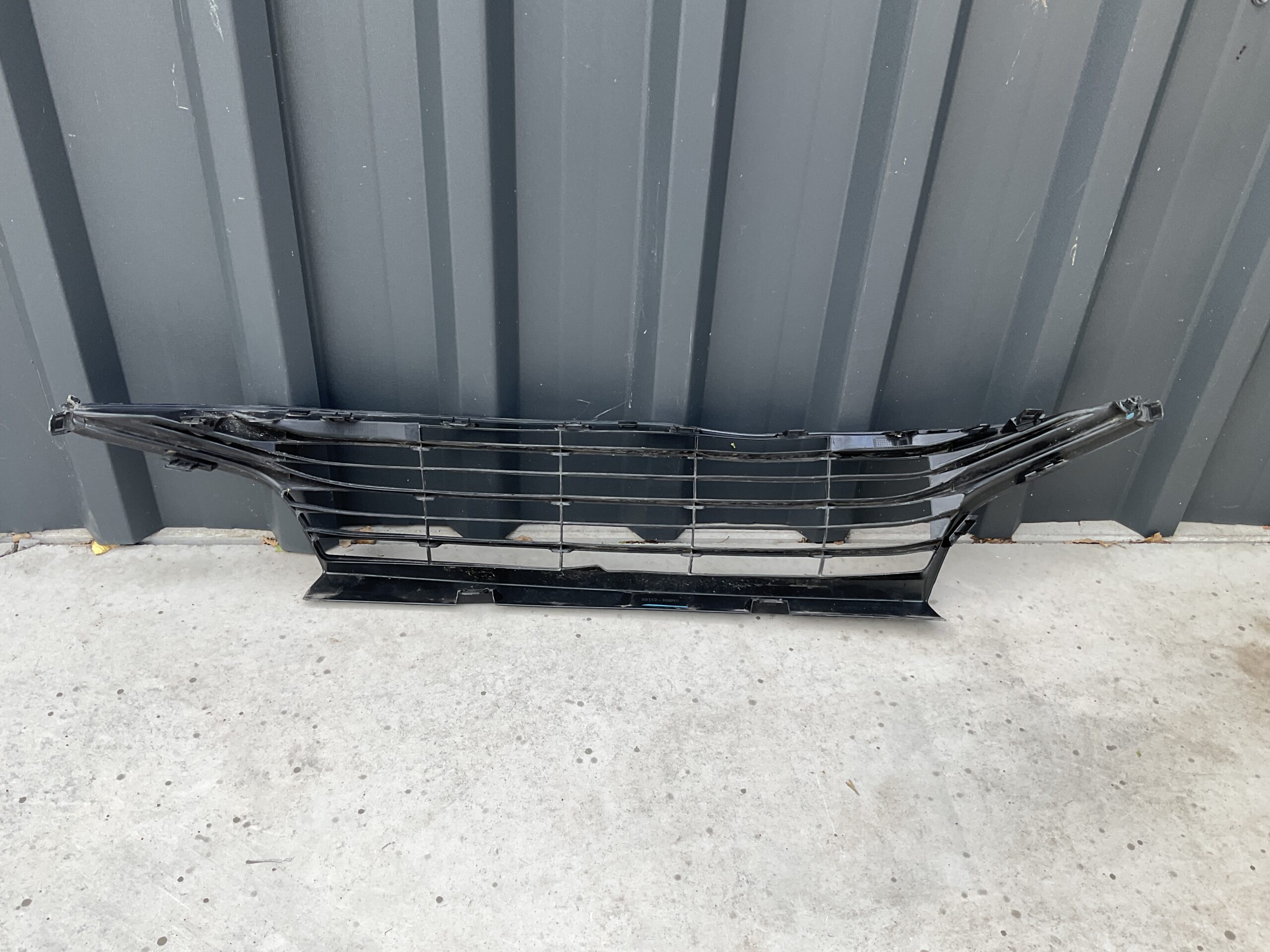 Bumper Grill Toyota Yaris XP210 53112K0010 Voorbumper ondergrille TO:21421