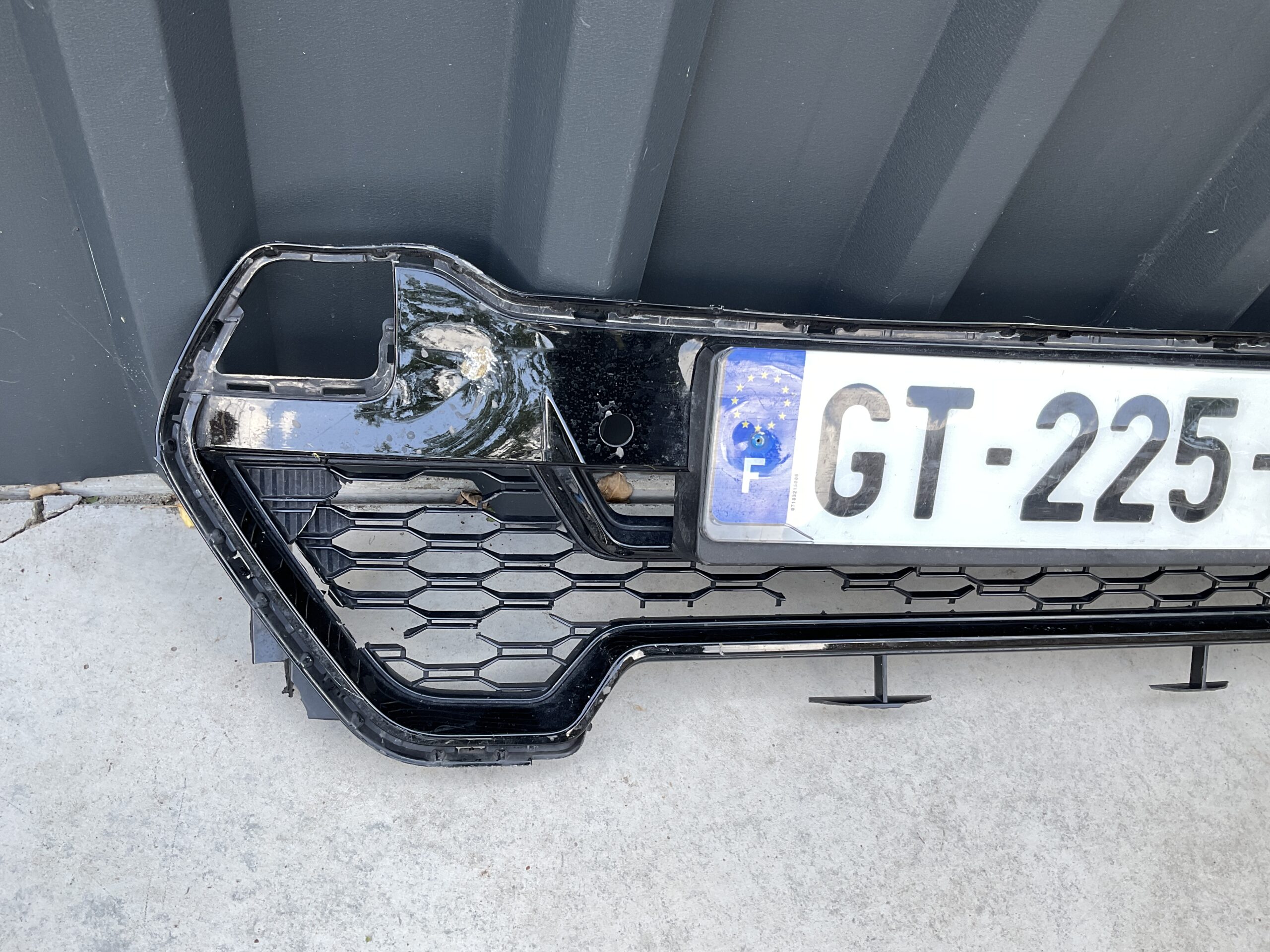 Bumper Grill BMW X1 U11 2022 51119881918 Voorbumper gril BM:21428