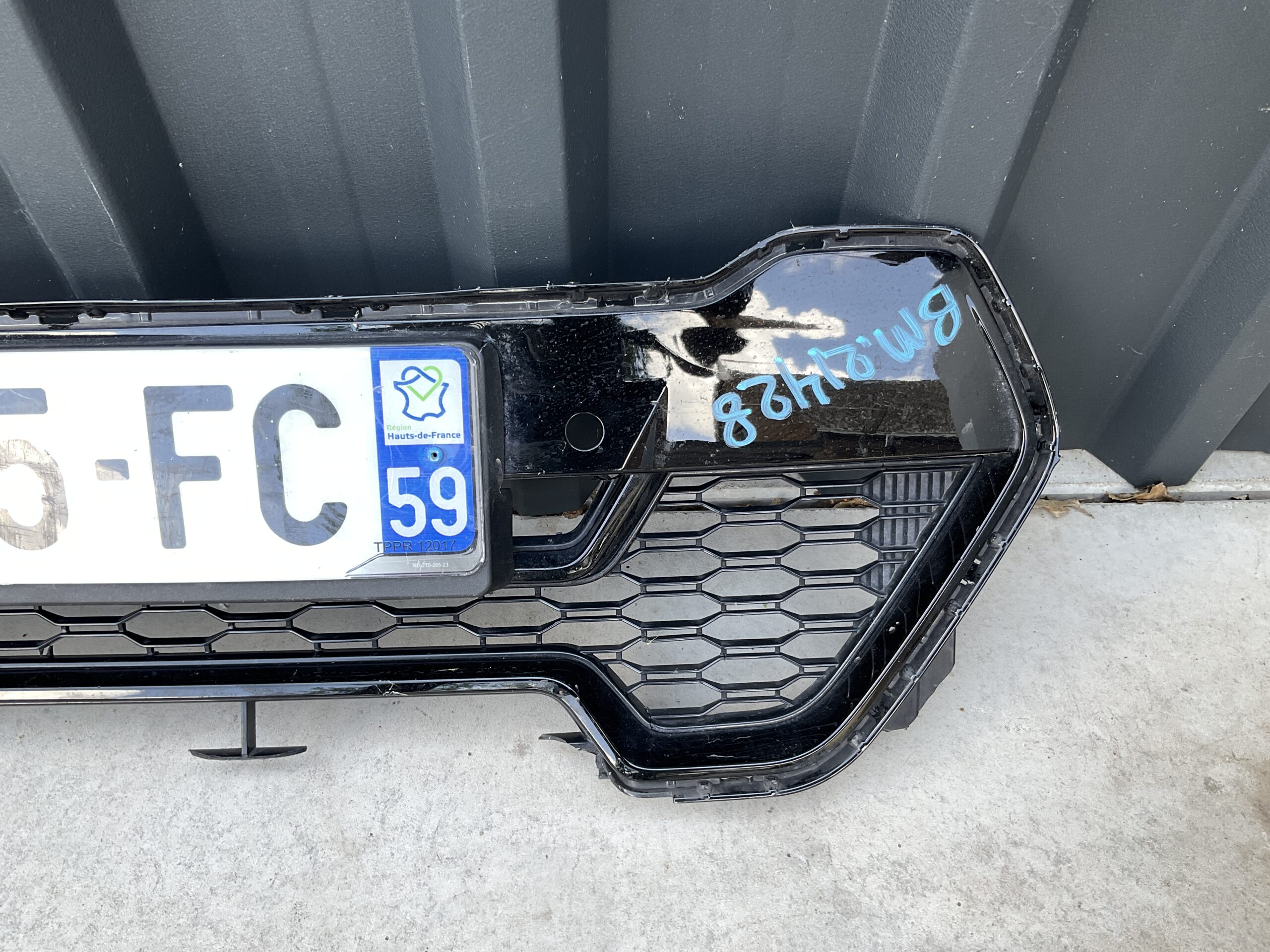 Bumper Grill BMW X1 U11 2022 51119881918 Voorbumper gril BM:21428