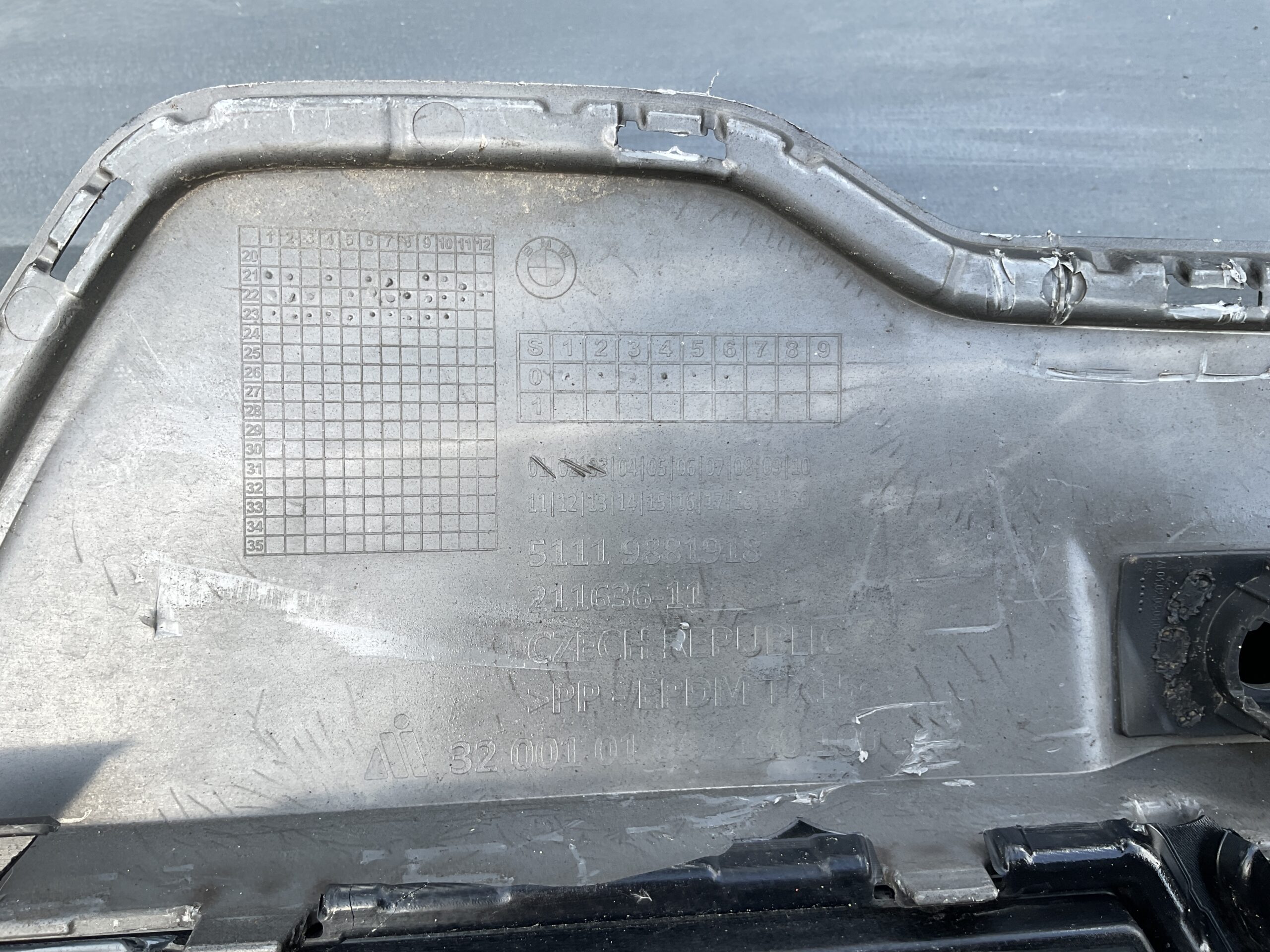 Bumper Grill BMW X1 U11 2022 51119881918 Voorbumper gril BM:21428