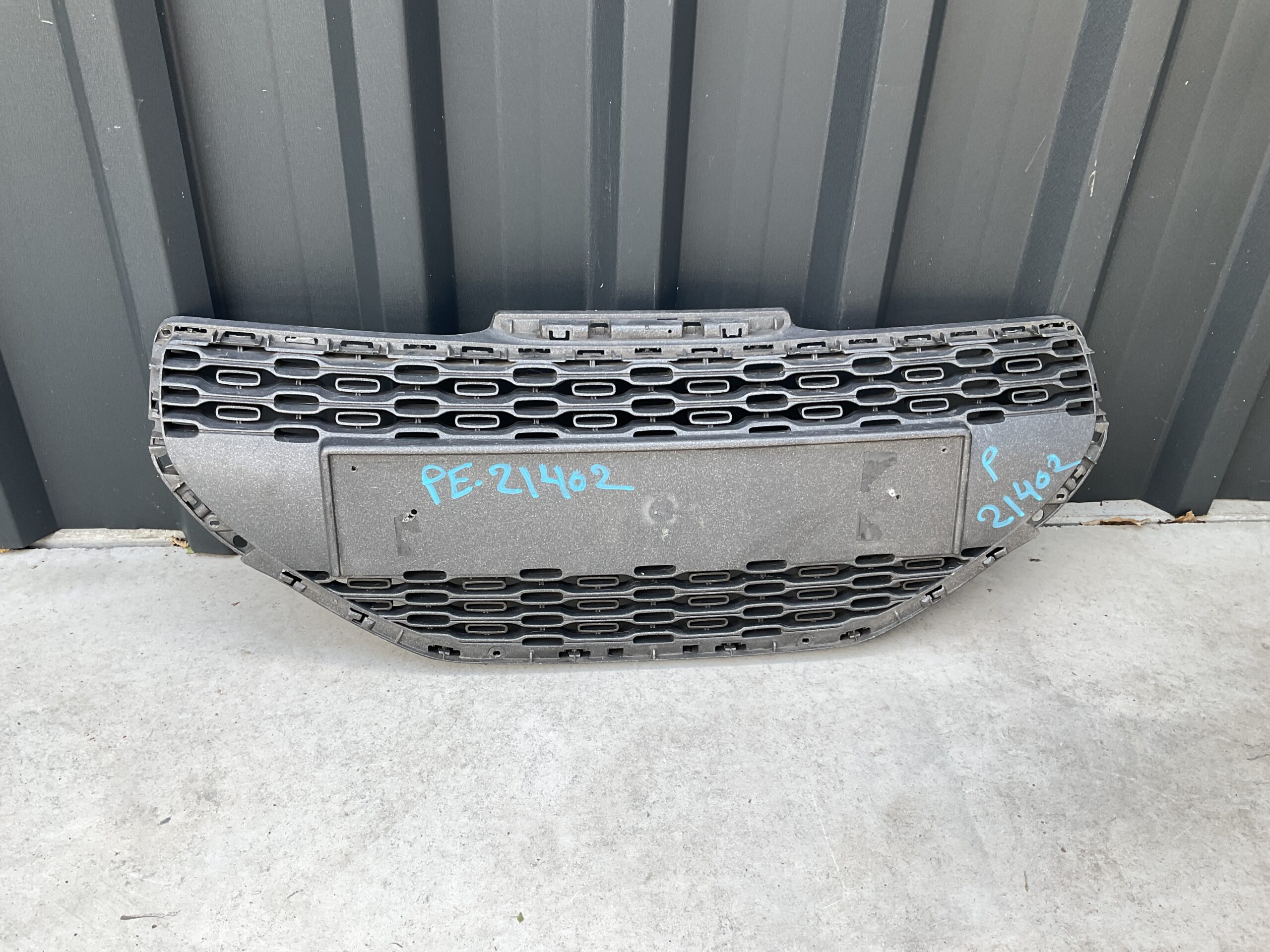 Bumper Grill Peugeot 208 9672794377 voorbumper Rooster PE:21402