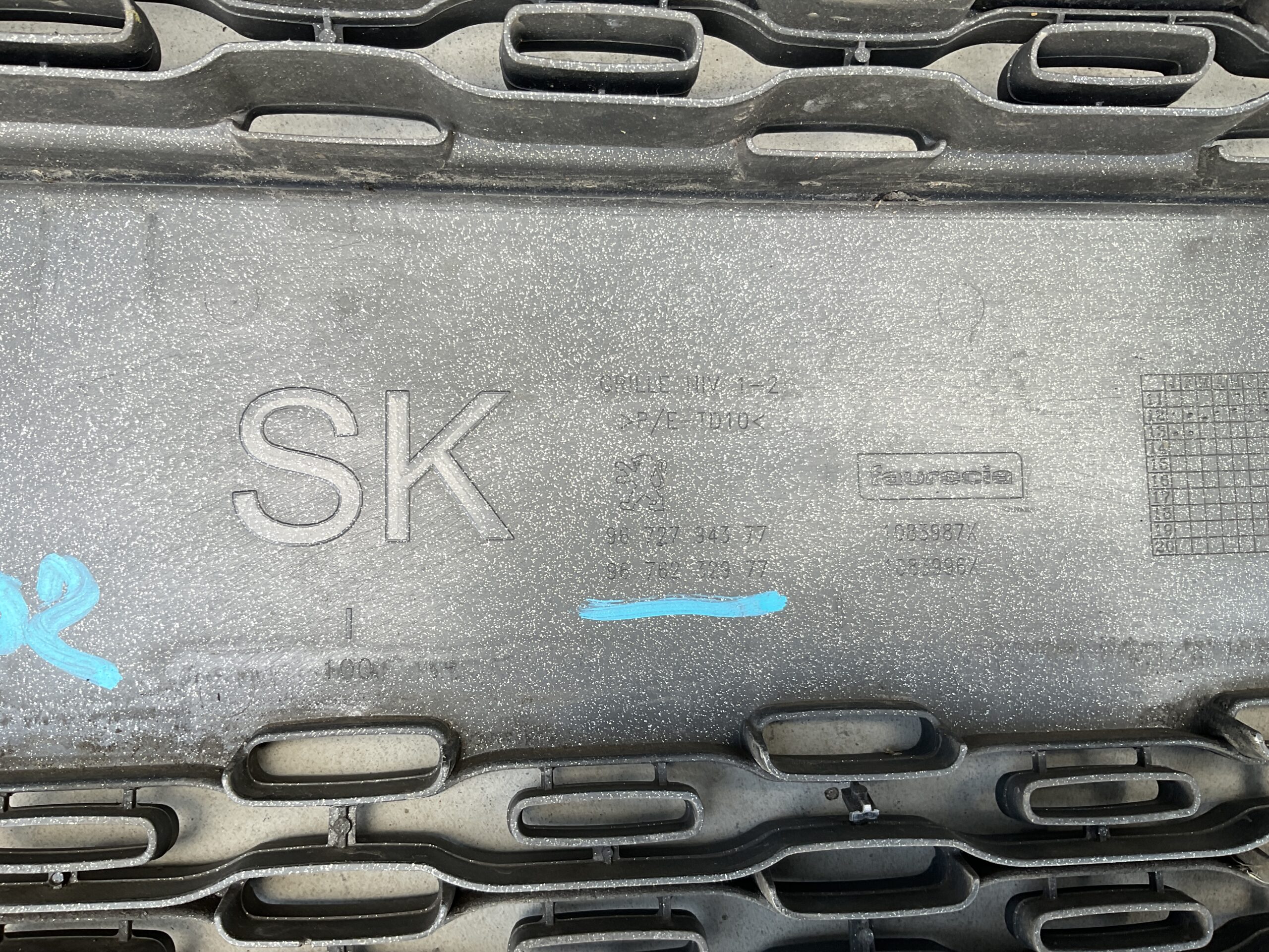 Bumper Grill Peugeot 208 9672794377 voorbumper Rooster PE:21402