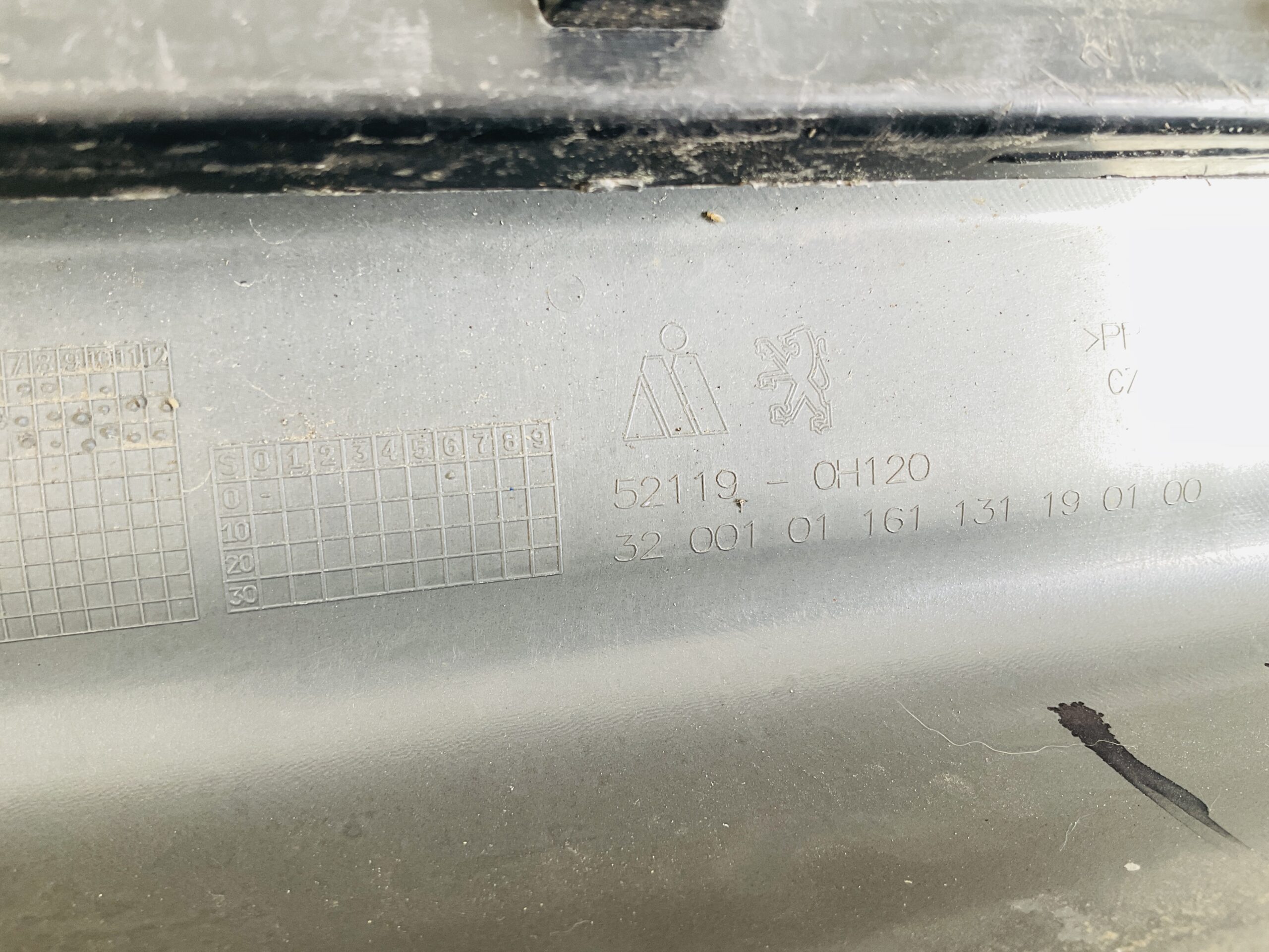 Bumper Peugeot 107 Facelift 11-14 52119-0H120 Voorbumper 2-J1-14256z