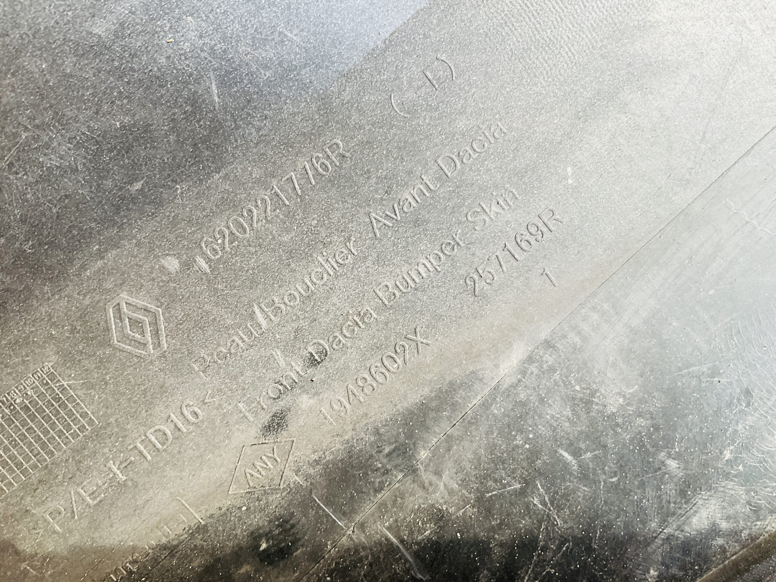 Bumper Dacia Duster 2 Facelift 2017-2021 620221776R Voorbumper 1-G3-14466z