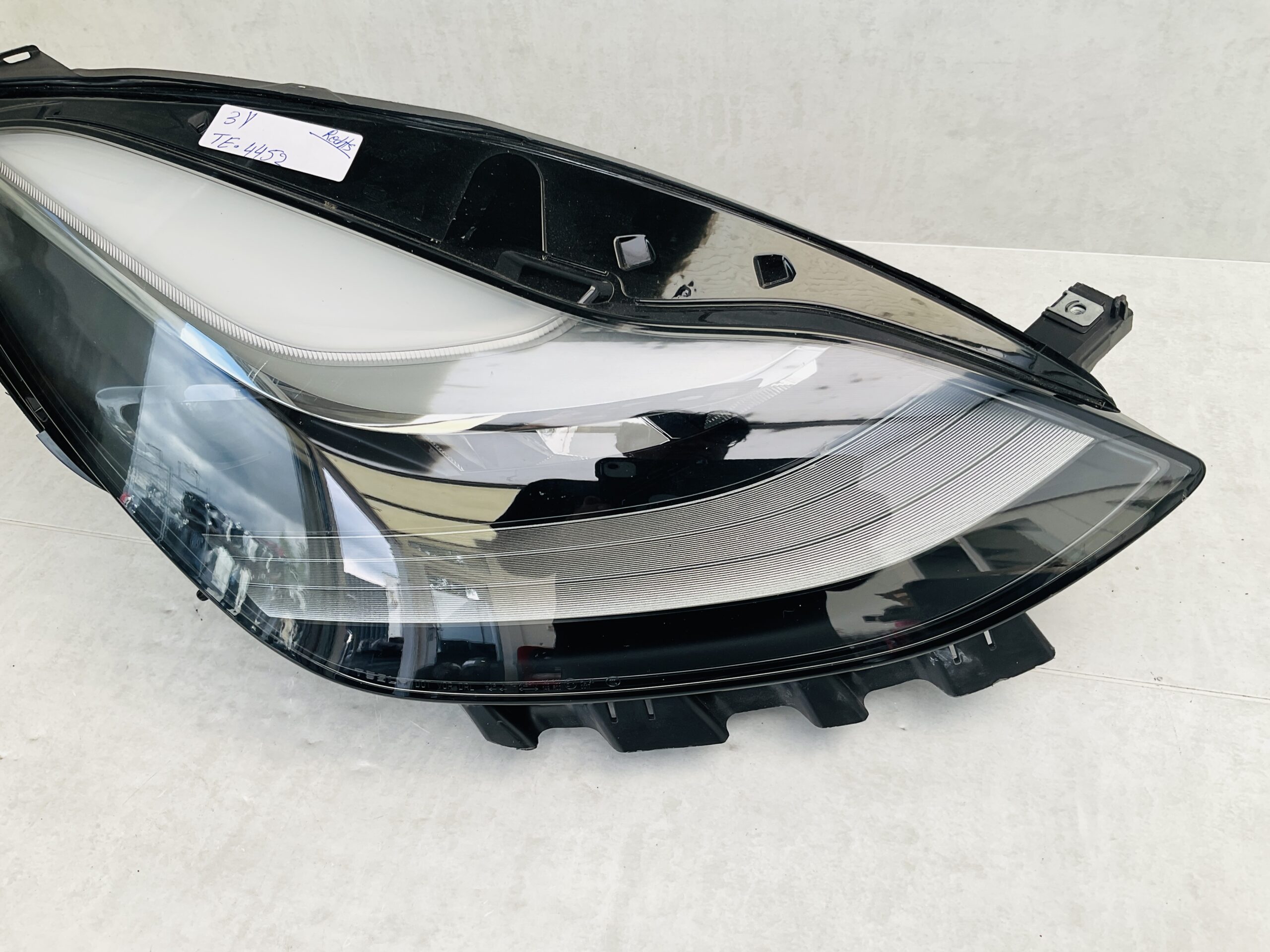 KOPLAMP TESLA MODEL 3Y 3 Y LED 1514953-00-C RECHTS TE-4452