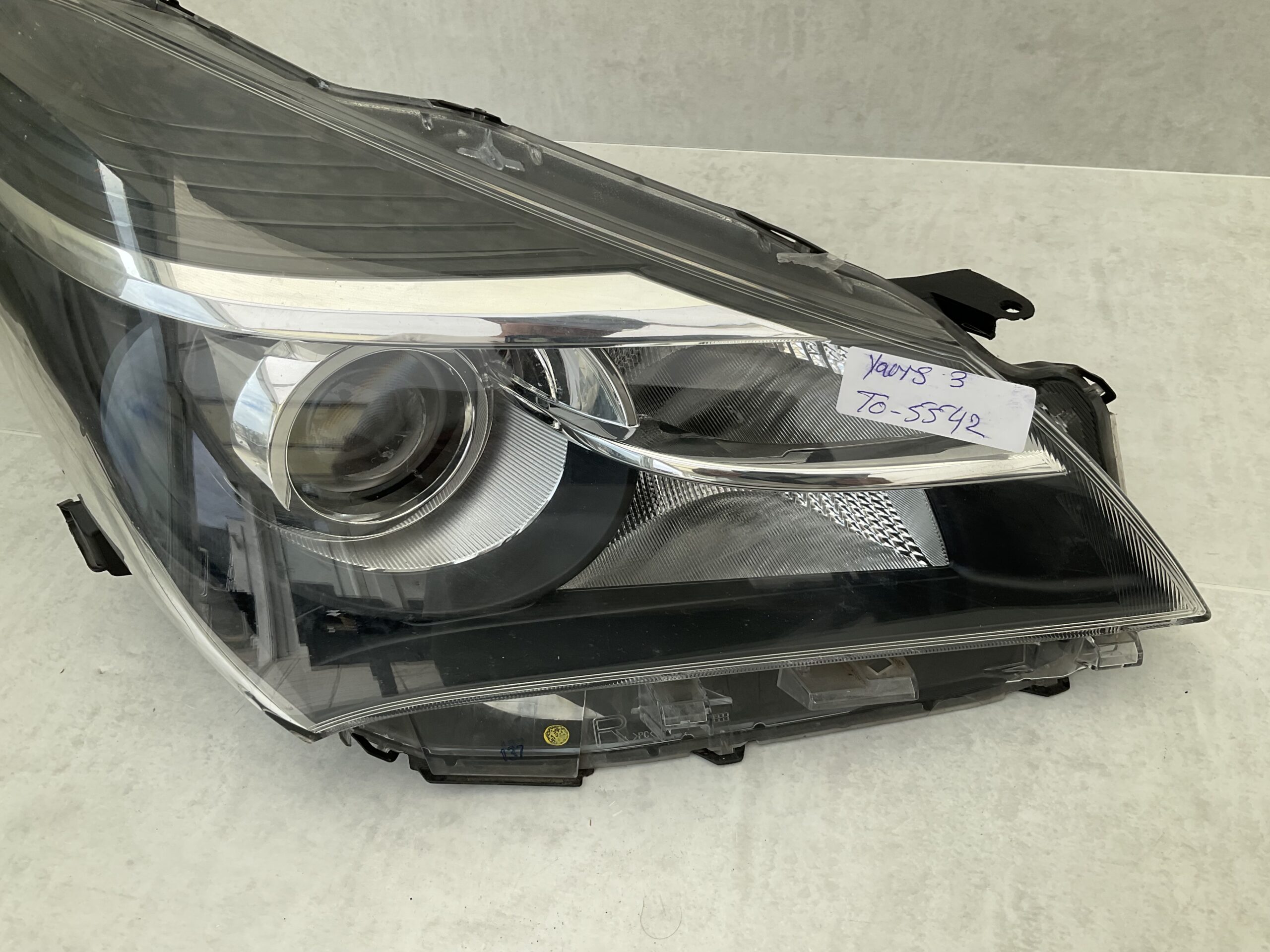 KOPLAMP TOYOTA YARIS 3 FACELIFT 14-17 HALOGEEN Rechts TO-5542