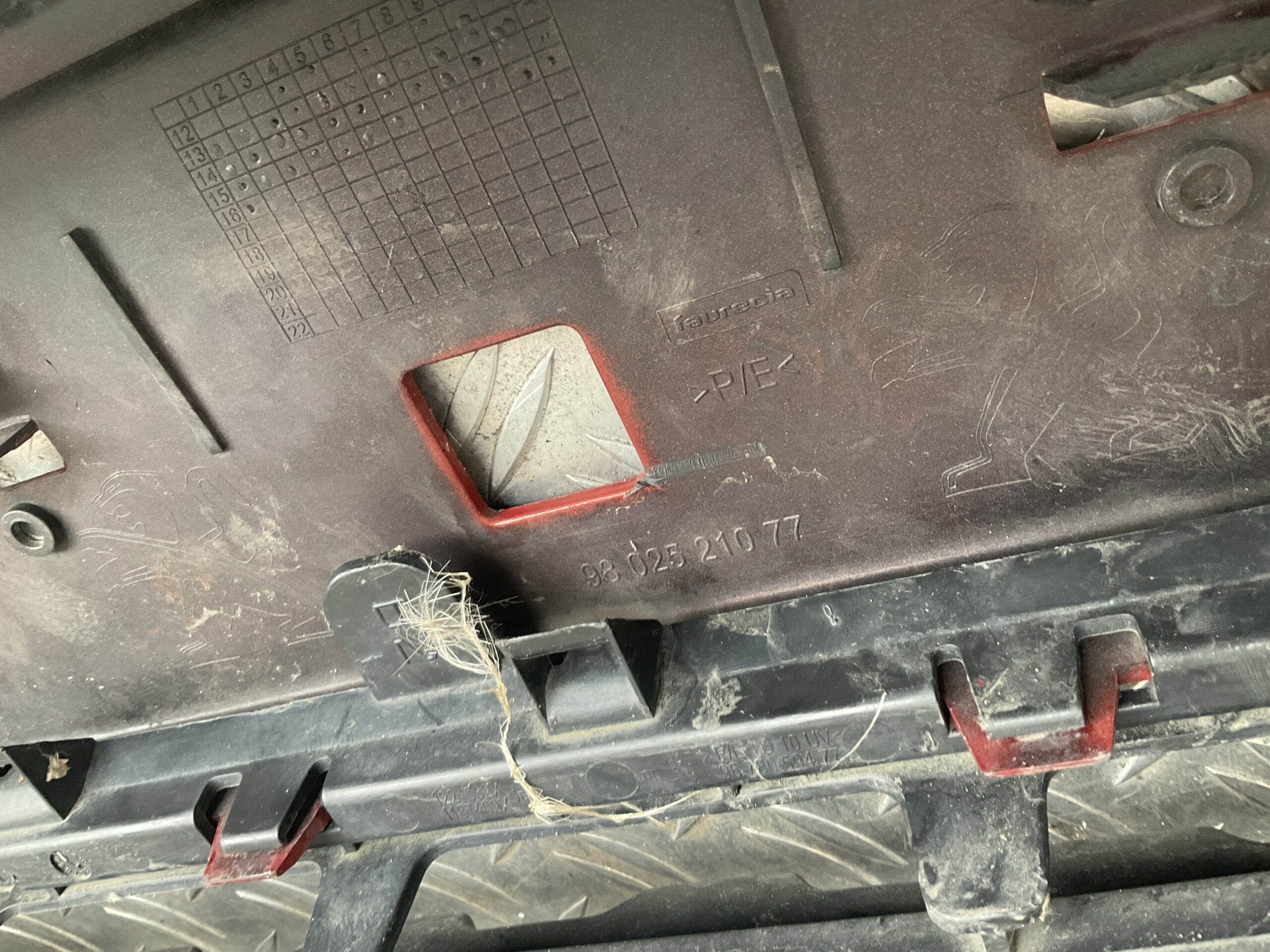 Bumper Peugeot 2008 12-16 9802521077 Voorbumper J8-14914z