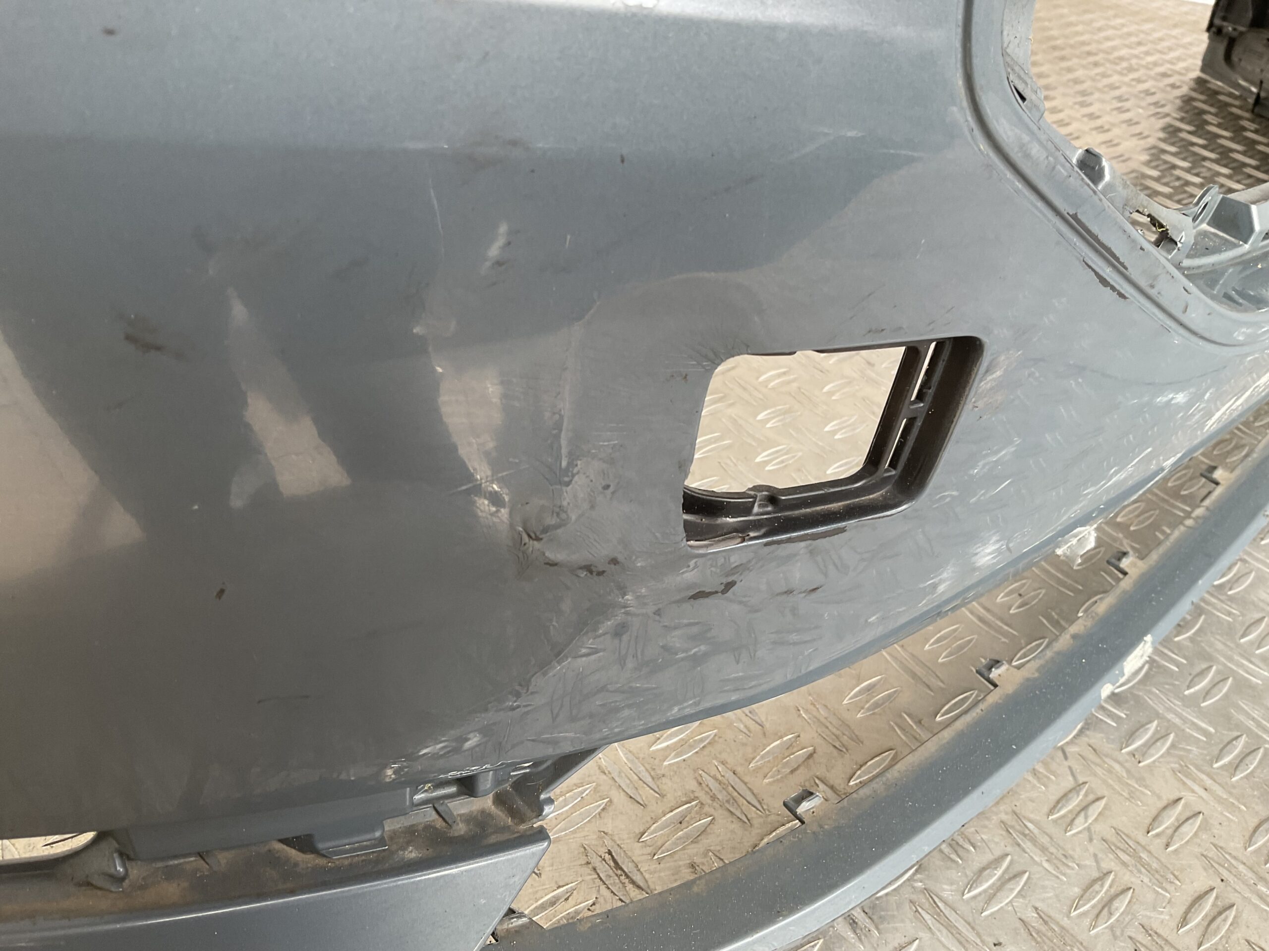 Bumper Polostar 2 19- 31690327 Voorbumper F5-15488z