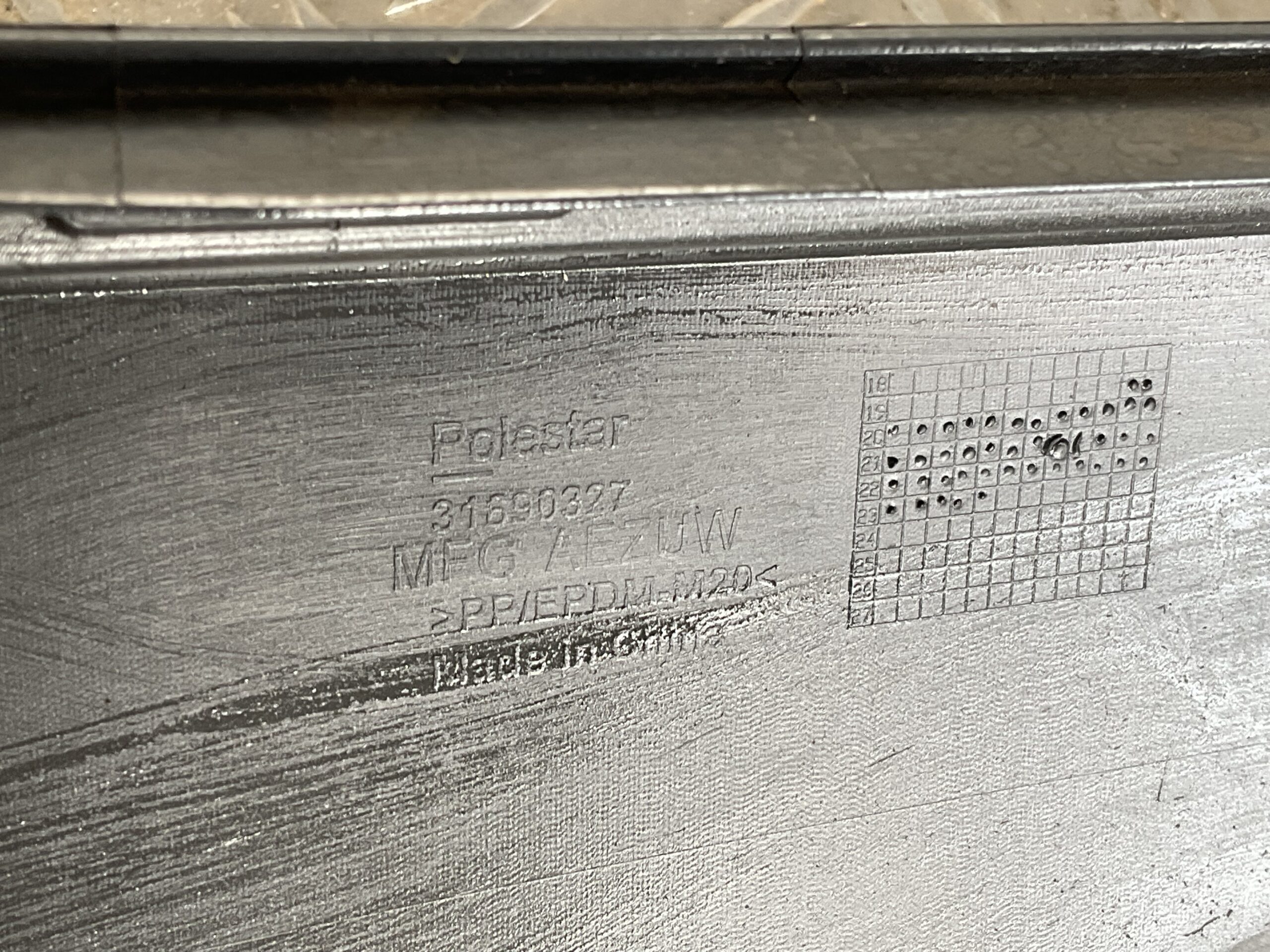 Bumper Polostar 2 19- 31690327 Voorbumper F5-15488z