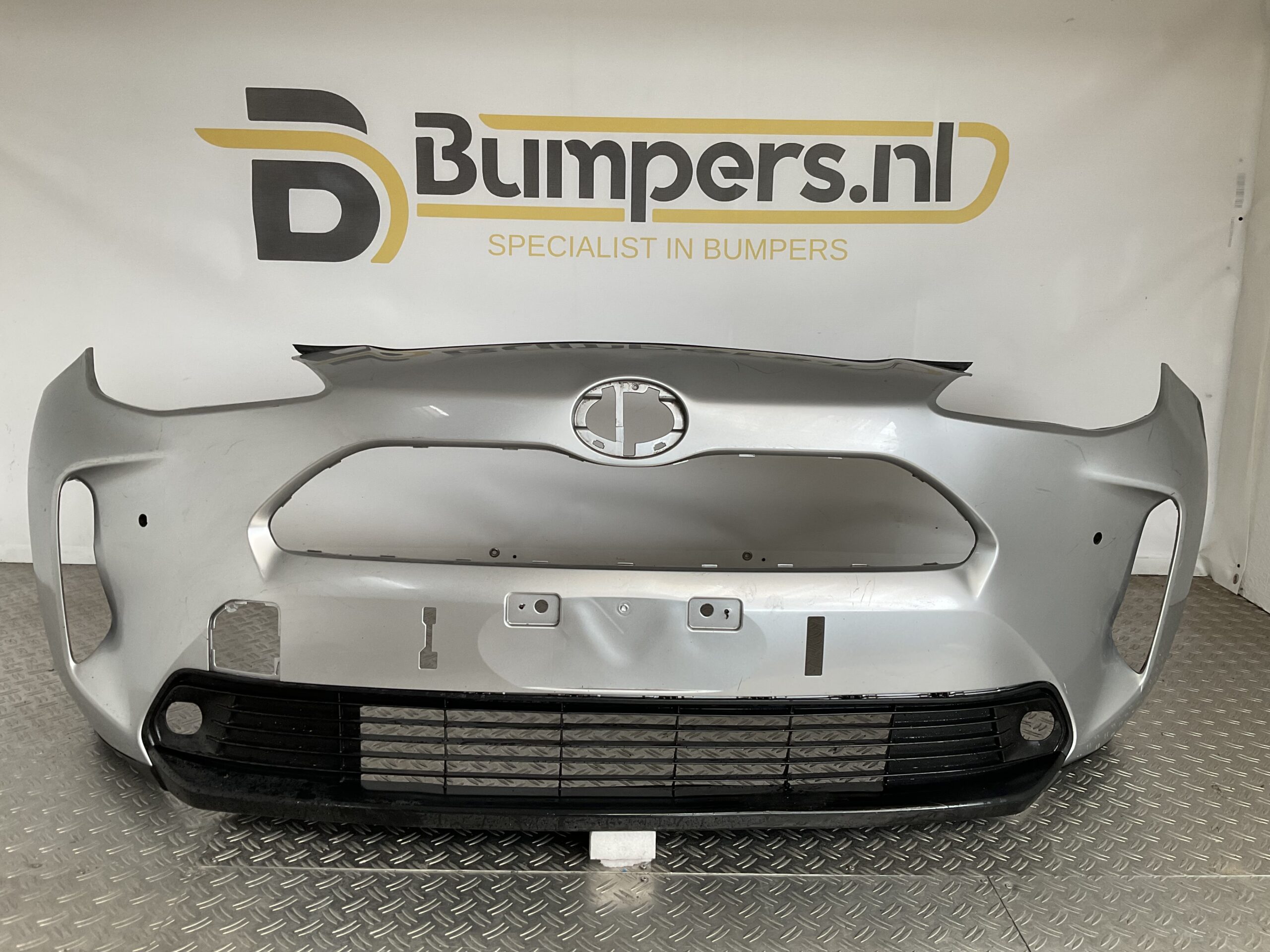 Bumper Toyota Yaris Cross 20-25 pdc 52119-0DC20 Voorbumper D5-15976z