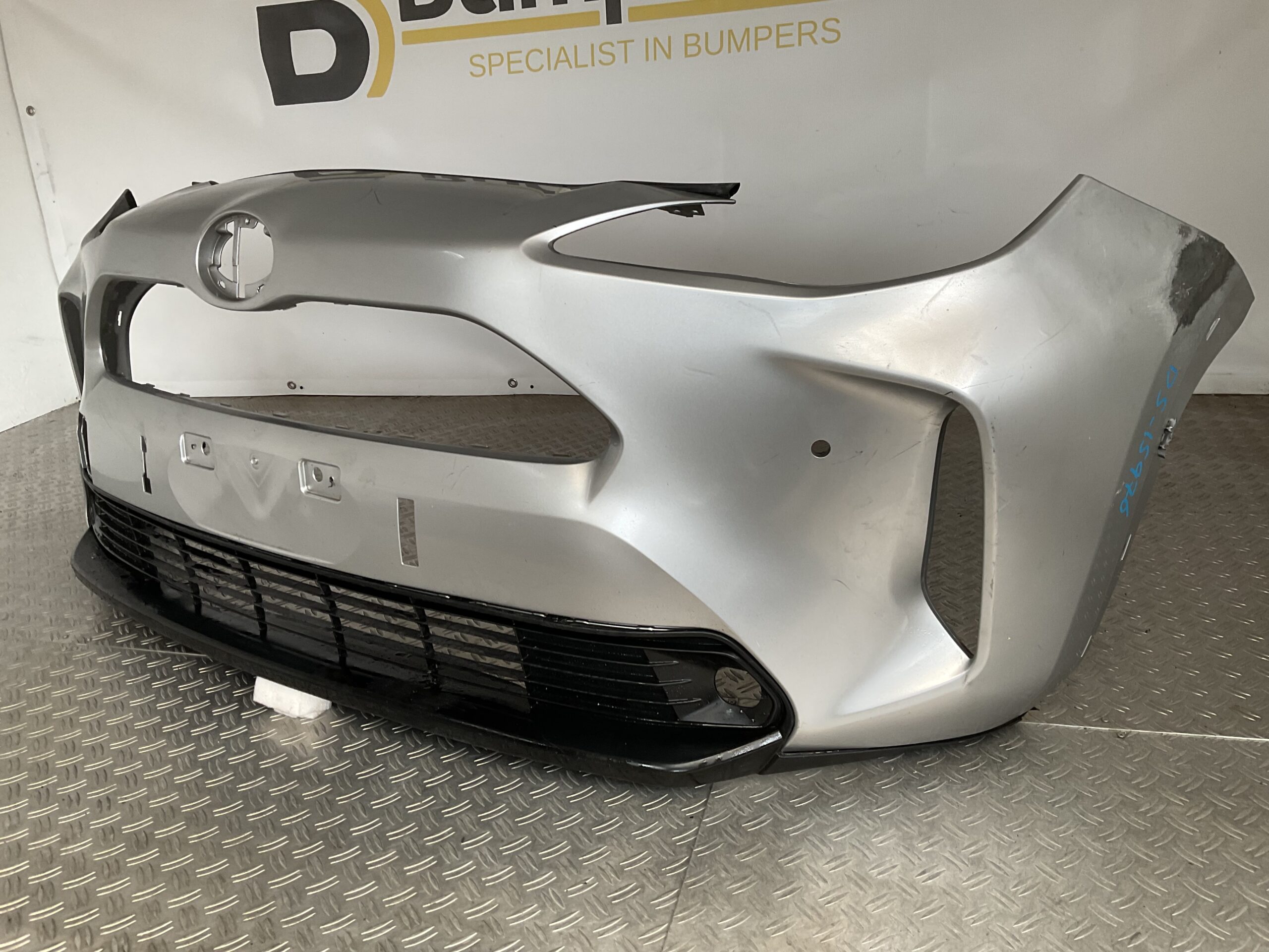 Bumper Toyota Yaris Cross 20-25 pdc 52119-0DC20 Voorbumper D5-15976z