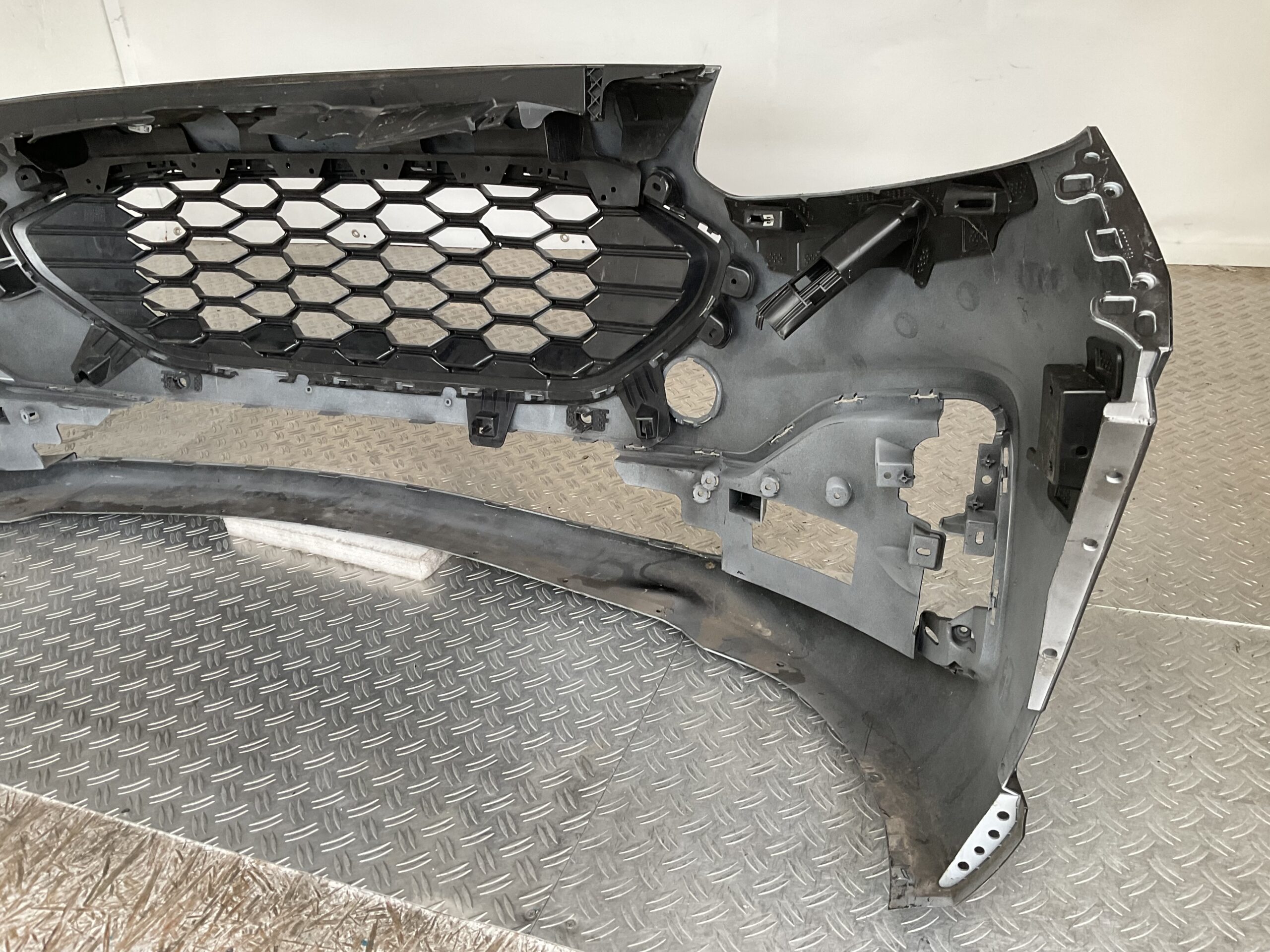 Bumper Ford Kuga MK3 Stline ST-Line LV4B-17D957-H Voorbumper D5-16180z