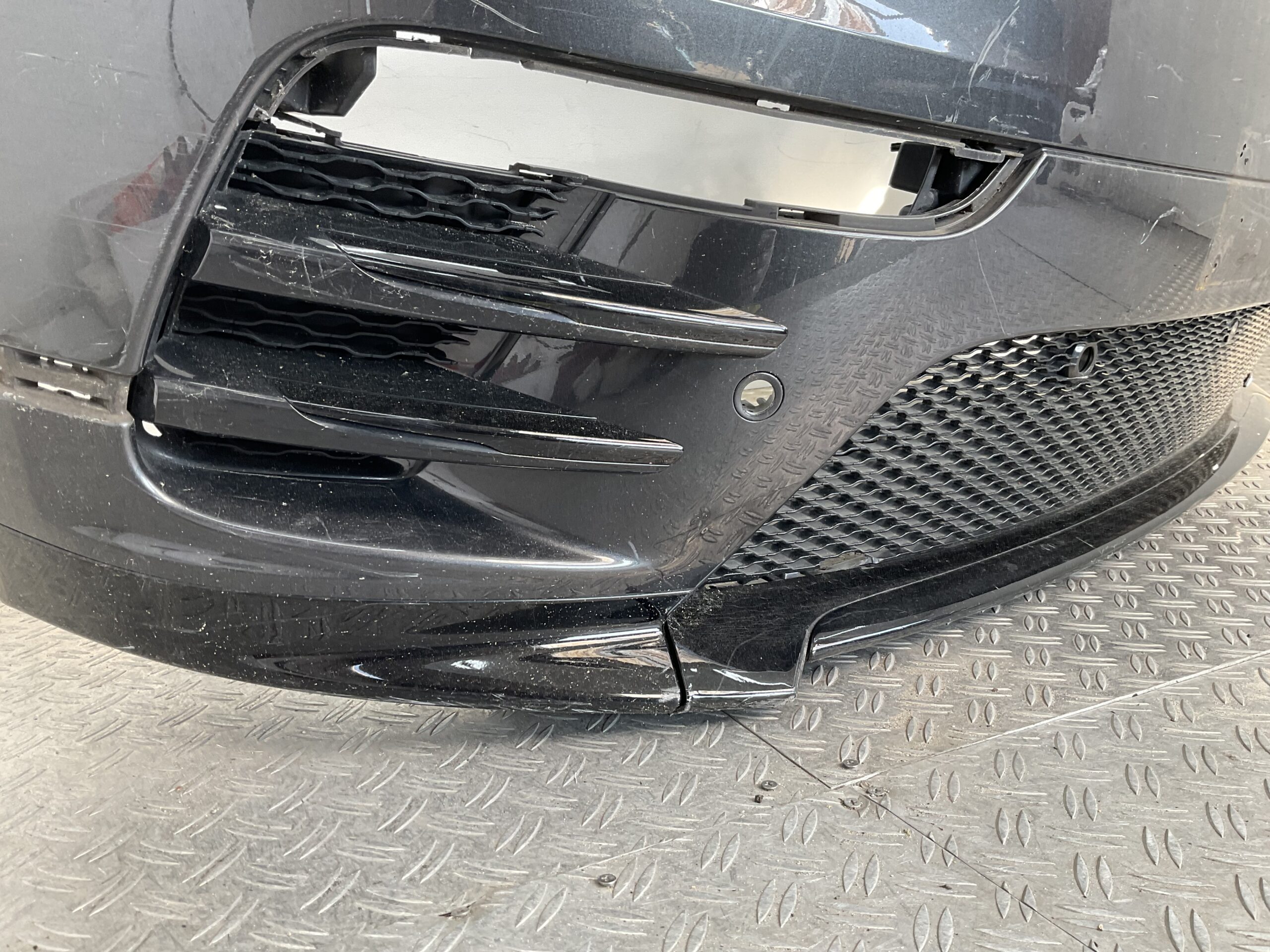 Bumper Land Rover Velar L560 Range Rover R DYNAMIC J8A2-17F003-GBW Voorbumper B9-17416