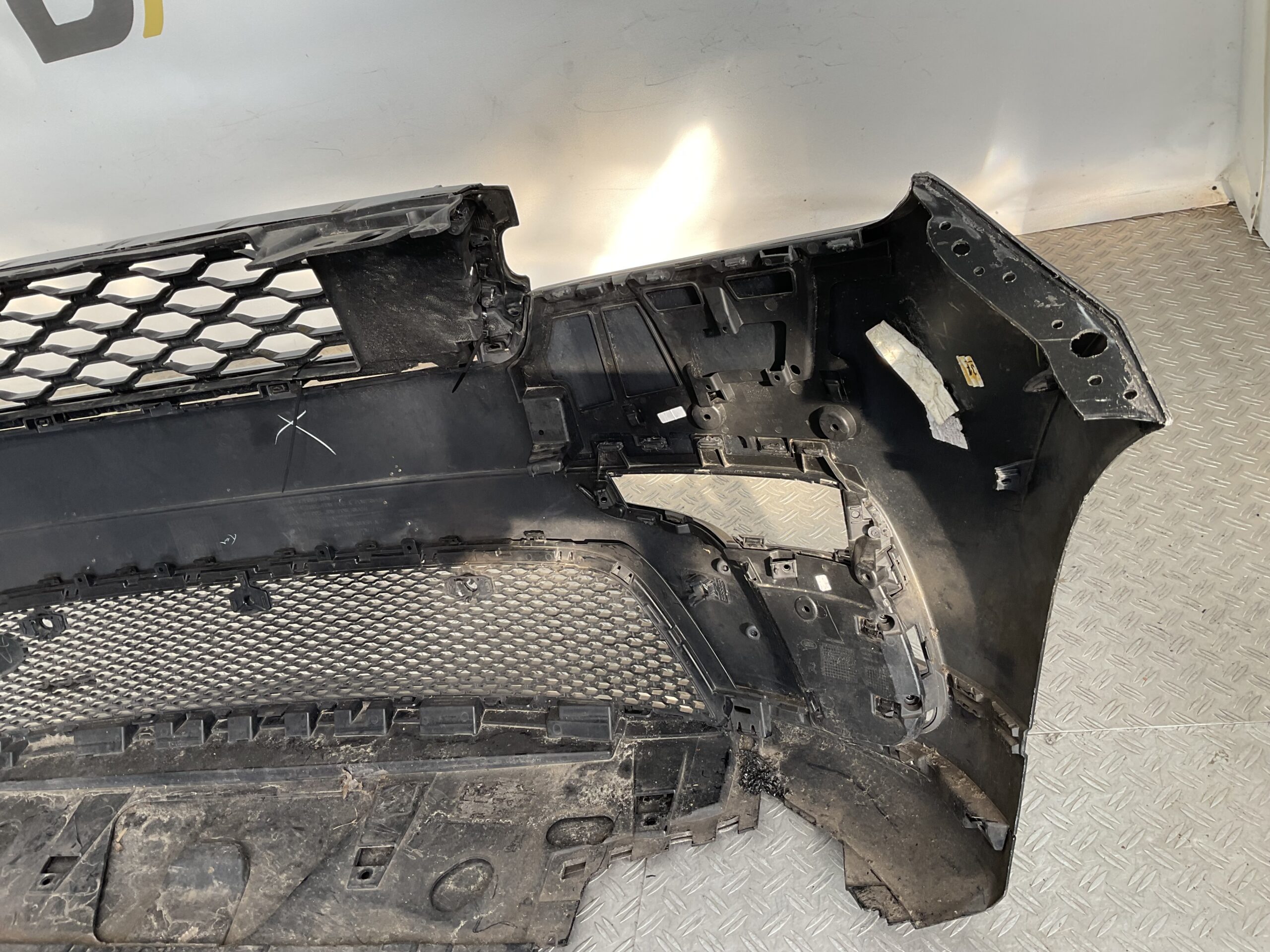 Bumper Land Rover Velar L560 Range Rover R DYNAMIC J8A2-17F003-GBW Voorbumper B9-17416
